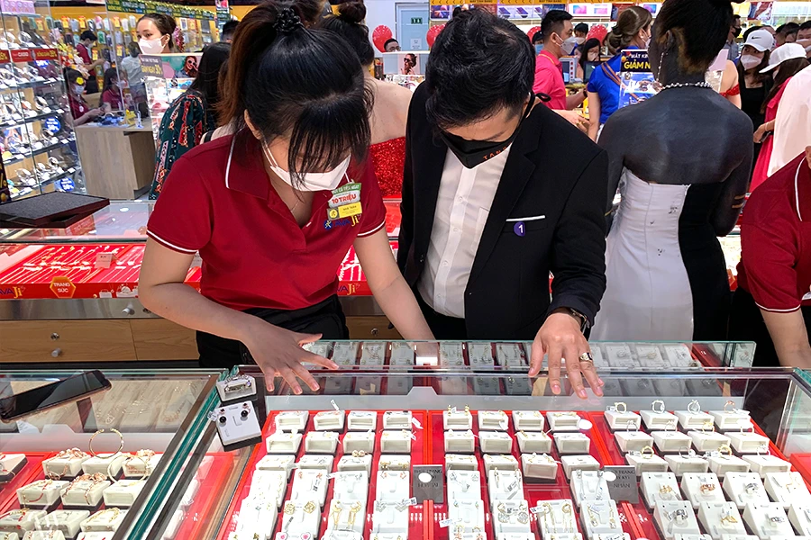 Nhu cầu tiêu dùng vàng của người dân không ngừng tăng. Ảnh: PM Nhu cầu tiêu dùng vàng của người dân không ngừng tăng. Ảnh: PM