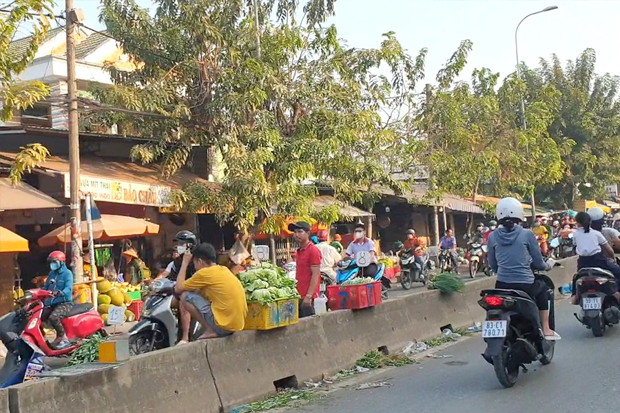 Người bán hàng rong quanh chợ đầu mối nông sản thực phẩm Hóc Môn bán hàng từ lòng lề đường, vỉa hè, dải phân cách... từ sáng tới tối. Người bán hàng rong quanh chợ đầu mối nông sản thực phẩm Hóc Môn bán hàng từ lòng lề đường, vỉa hè, dải phân cách... từ sáng tới tối.