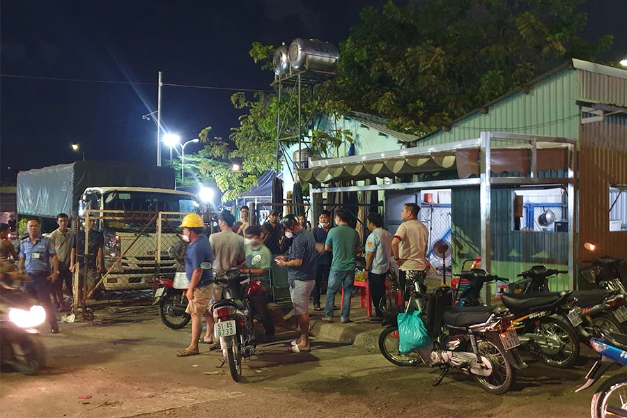 Trật tự đô thị 'làm luật' người bán hàng rong - Bài cuối: Cận cảnh việc nhận tiền người vi phạm ảnh 3