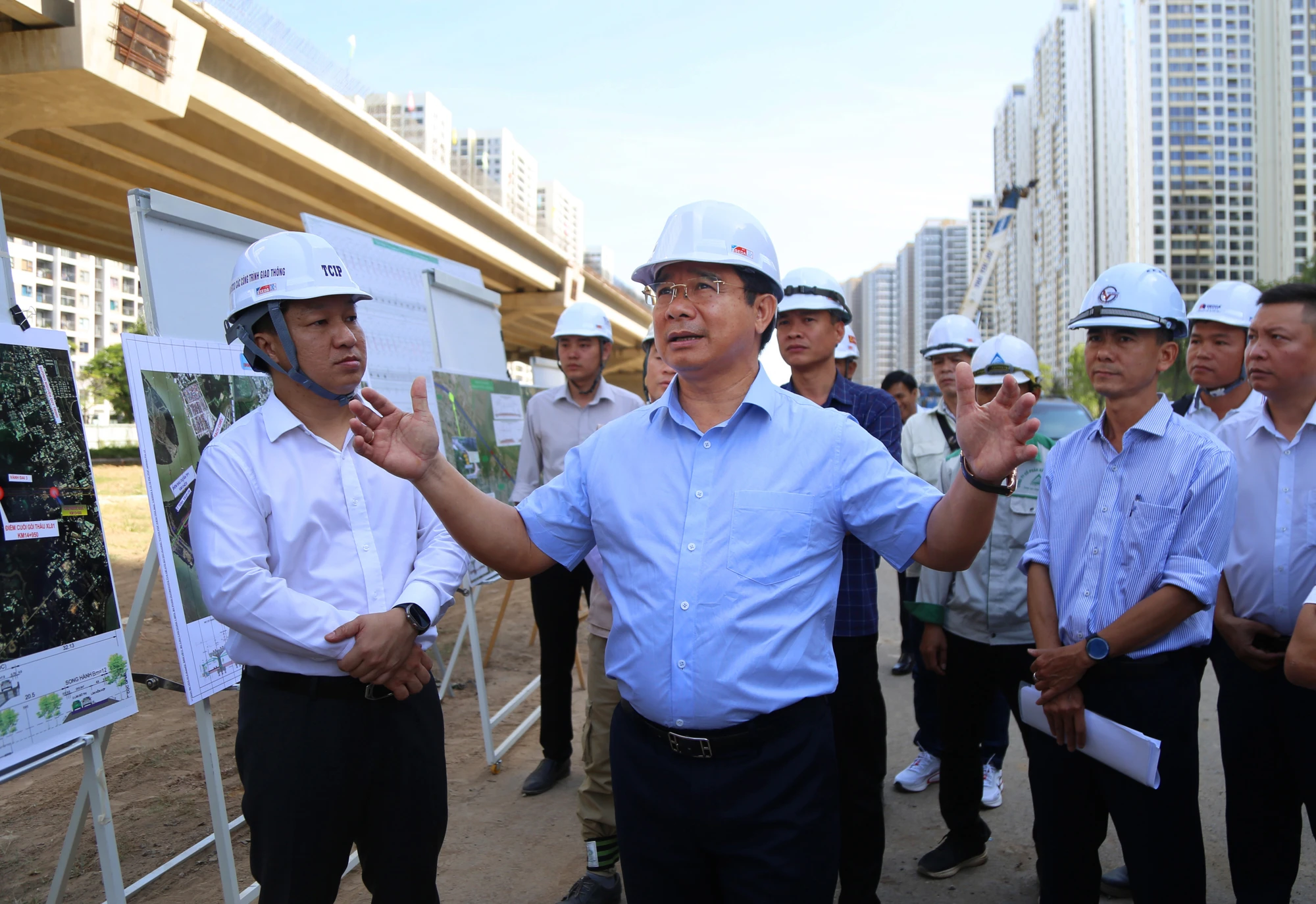 Chủ tịch UBND TP.HCM Nguyễn Văn Được thị sát tiến độ dự án trọng điểm đường vành đai 3 qua TP Thủ Đức. Ảnh: HOÀNG GIANG