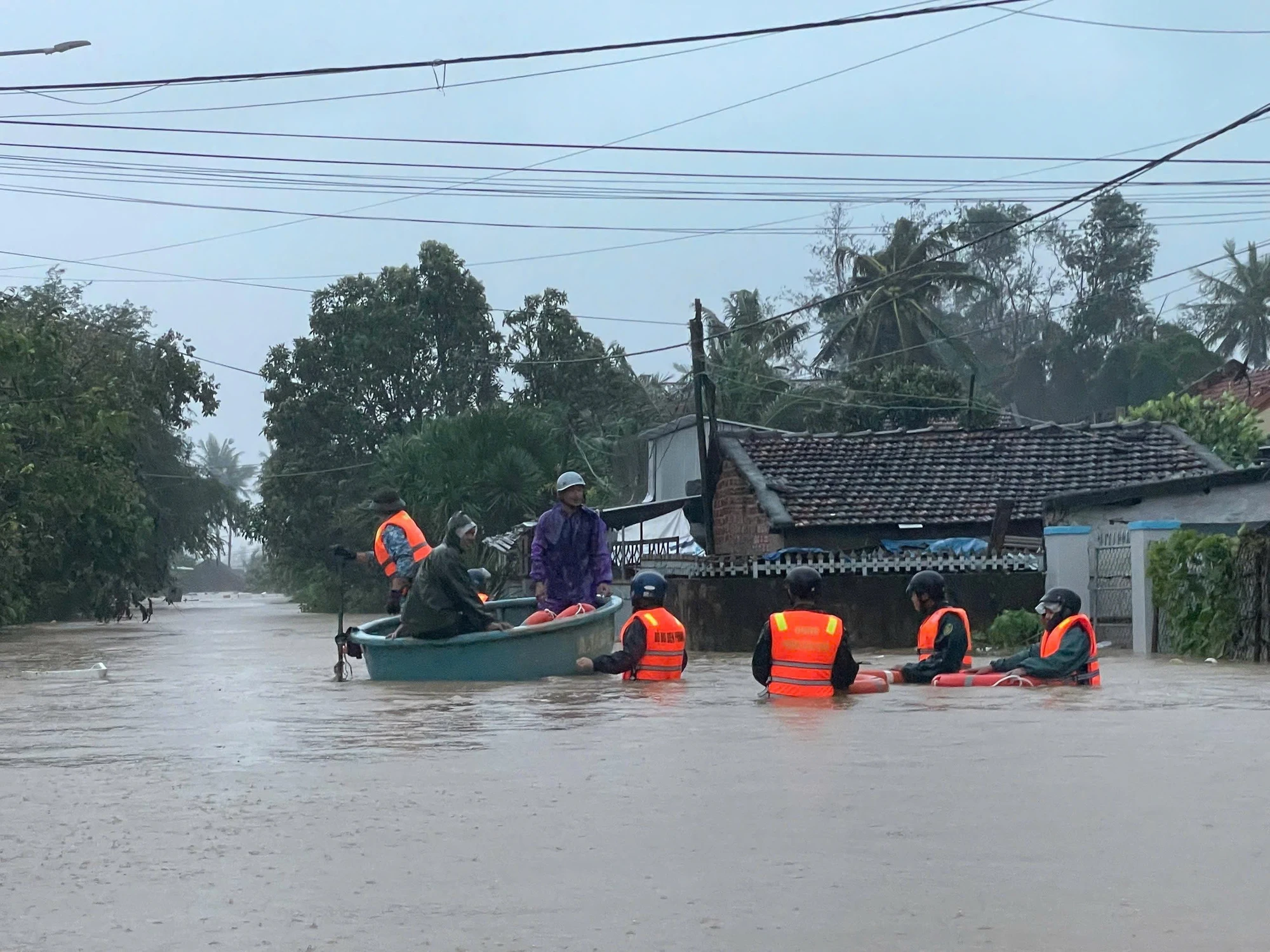 Nhiều điểm tại Phú Yên (cũ) ngập sâu trong đợt lũ vừa qua. Ảnh: TIẾN THOẠI