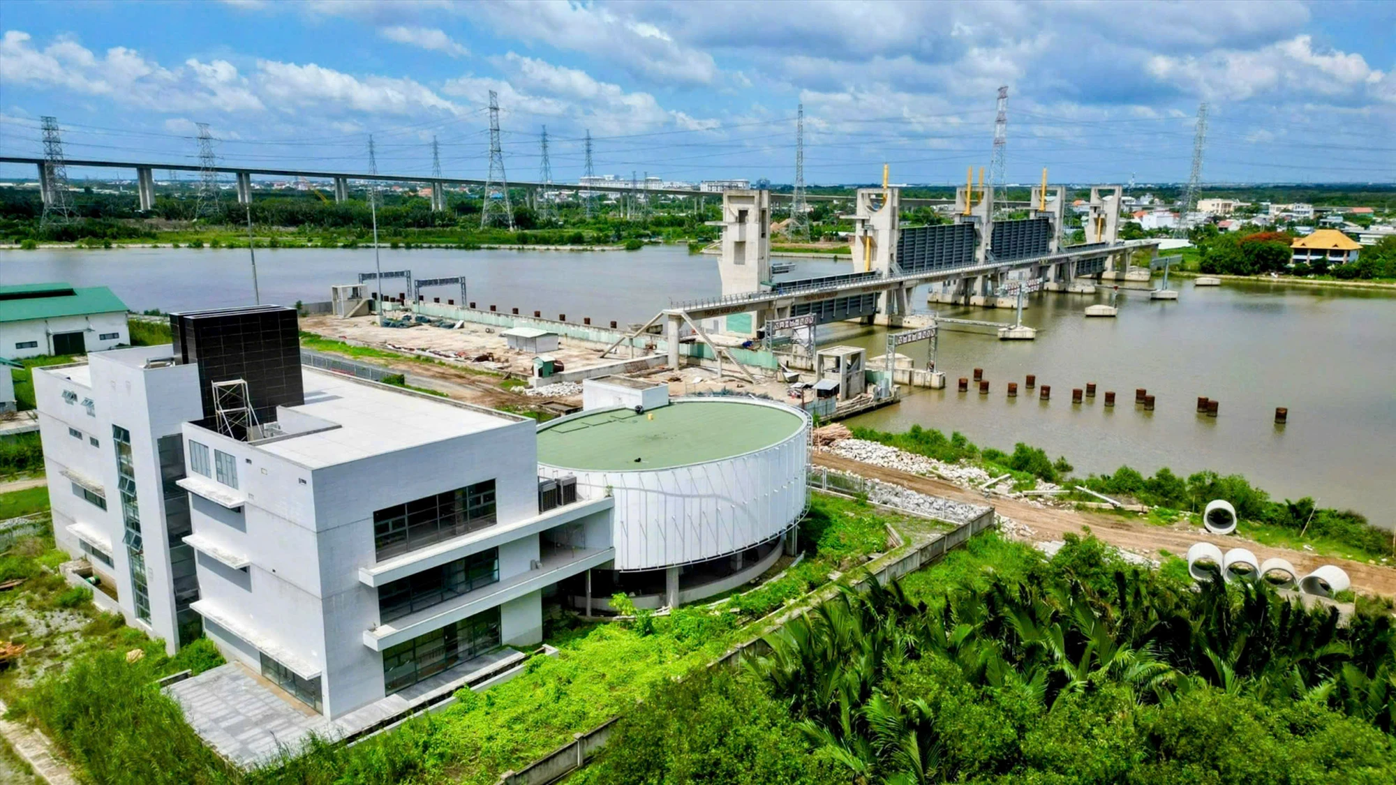 Dự án ngăn triều 10.000 tỉ đồng, một trong những dự án BT vướng mắc nhiều năm nay ở TP.HCM. Ảnh: LÊ THOA