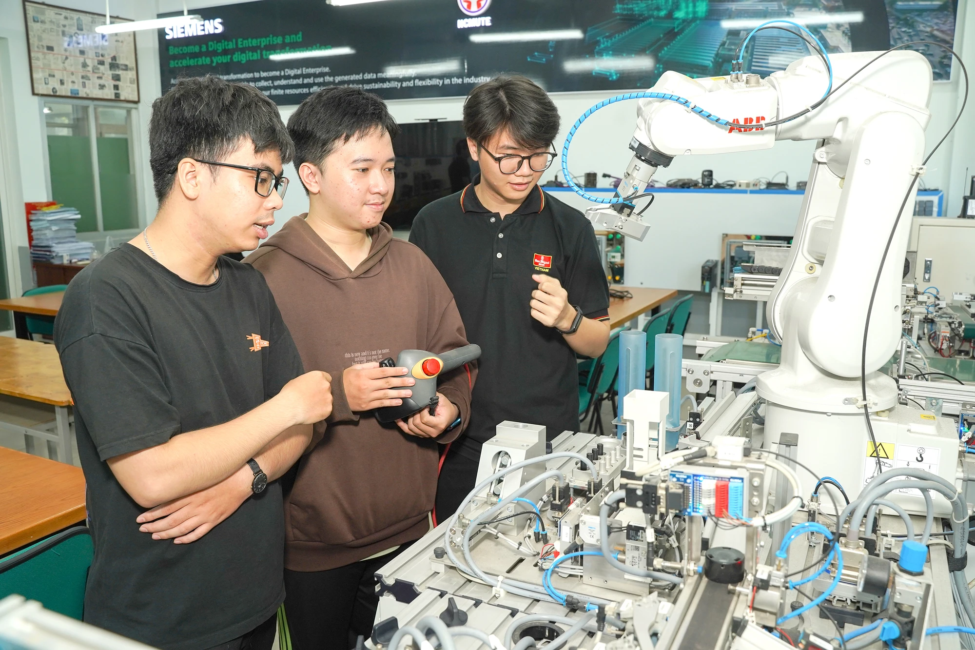 P4-ANHPHU-1 .jpg