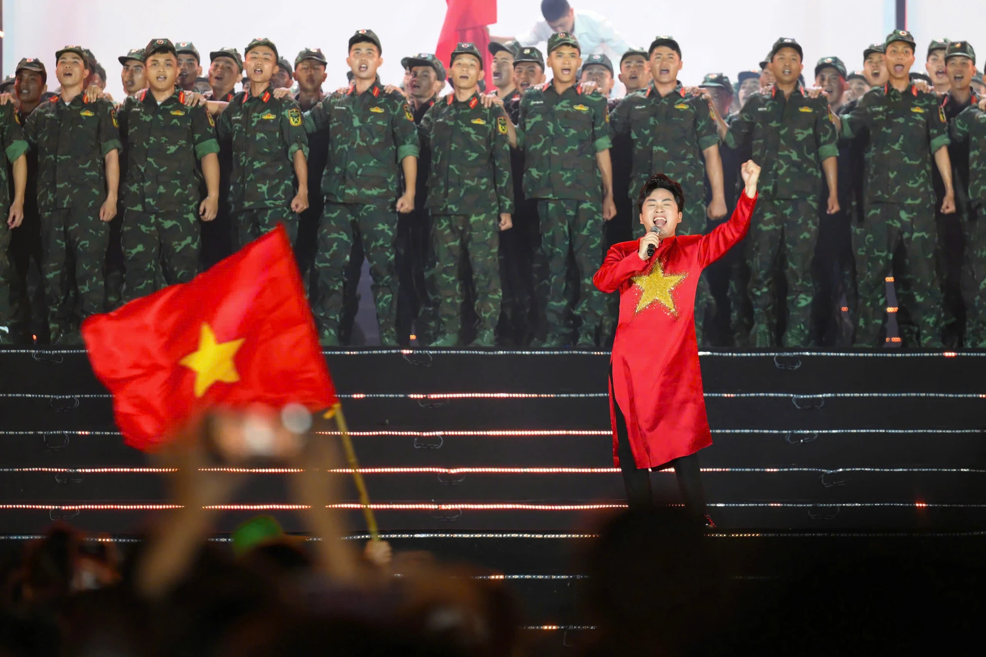 Ca sĩ Tùng Dương với màn trình diễn mang đến những cảm xúc thăng hoa. Ảnh: Việt Trung/VTV