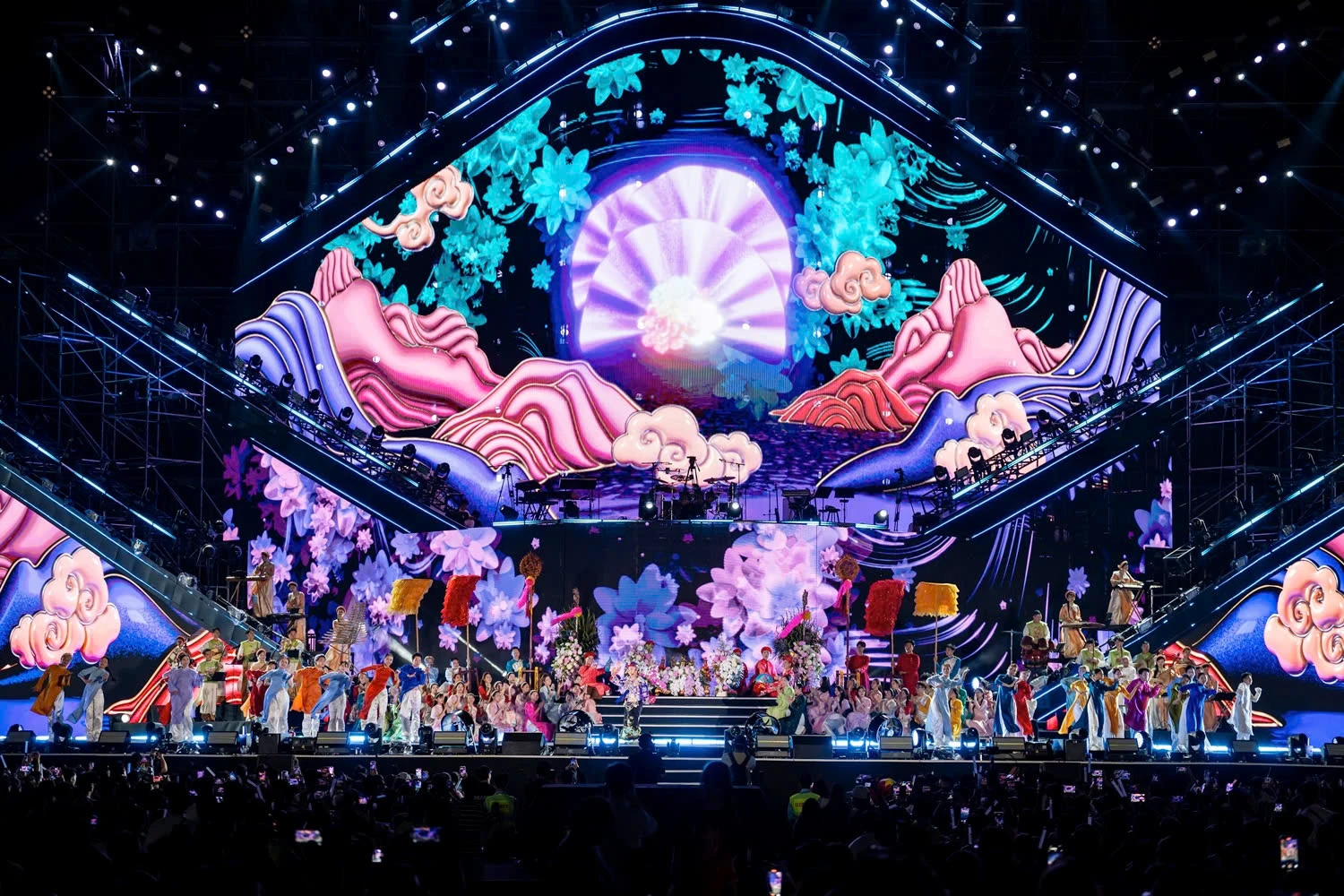 “V Concert - Rạng rỡ Việt Nam” đã thắp lên ngọn lửa rực cháy với niềm tự hào dân tộc trong lòng 25.000 khán giả. Ảnh: VTV.VN