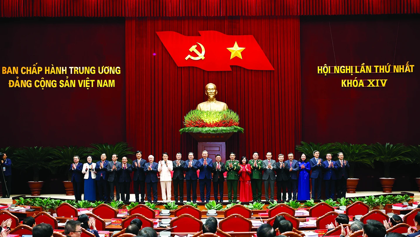 Tổng Bí thư Tô Lâm cùng các đồng chí ủy viên Bộ Chính trị, ủy viên Ban Bí thư, Ban Chấp hành Trung ương khóa XIV ra mắt tại Hội nghị lần thứ nhất Ban Chấp hành Trung ương Đảng khóa XIV. Ảnh: TTXVN