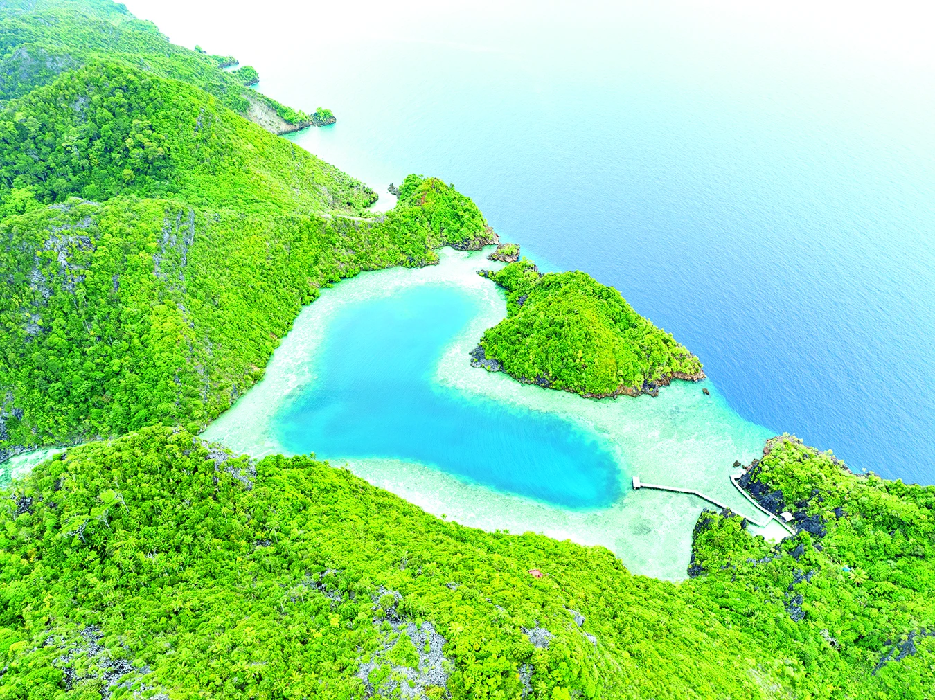Biển và đảo tạo thành hình trái tim đầy lãng mạn. Ảnh: SHUTTERSTOCK
