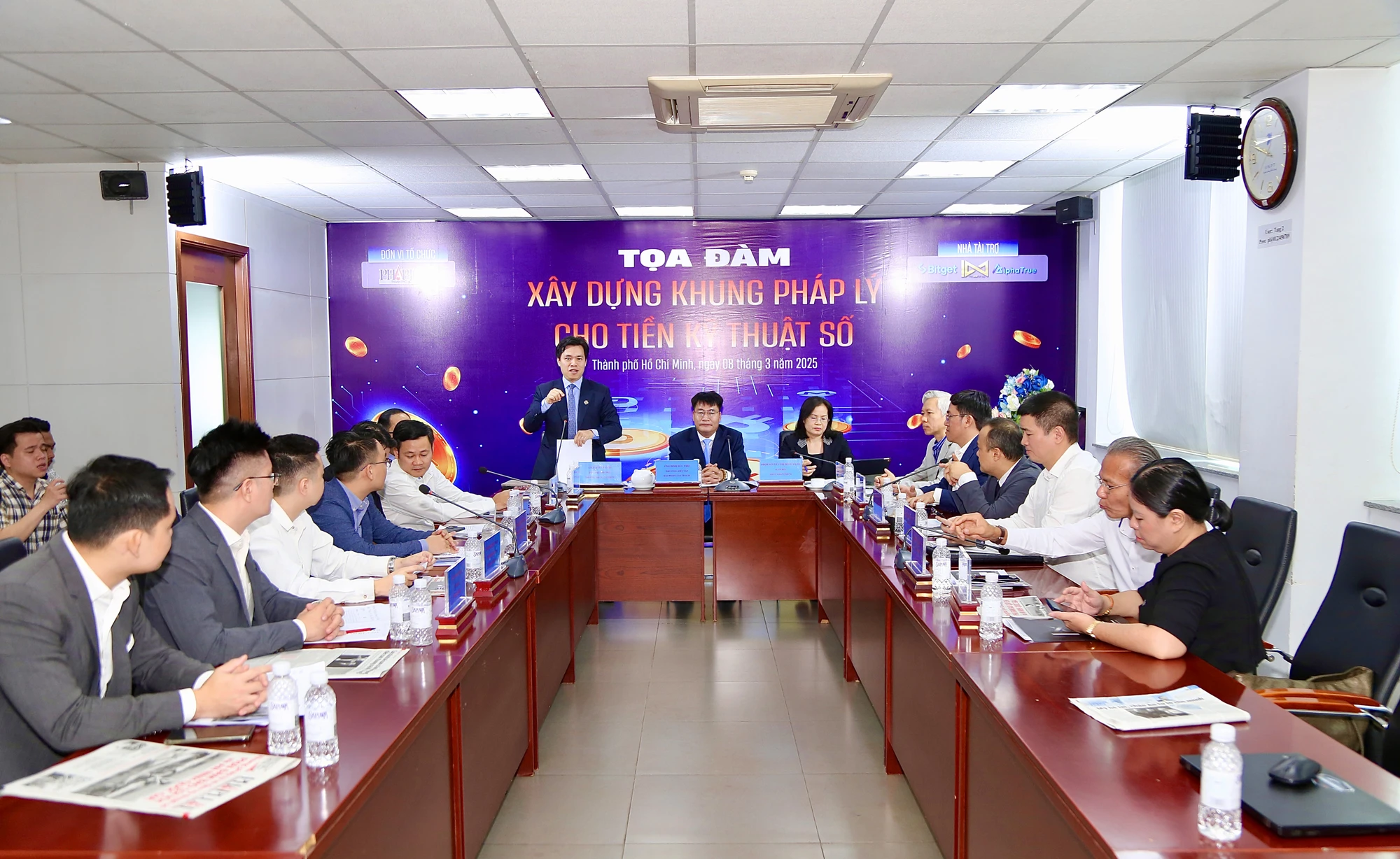 Tọa đàm “Xây dựng khung pháp lý cho tiền kỹ thuật số”. Ảnh: NHÓM PV