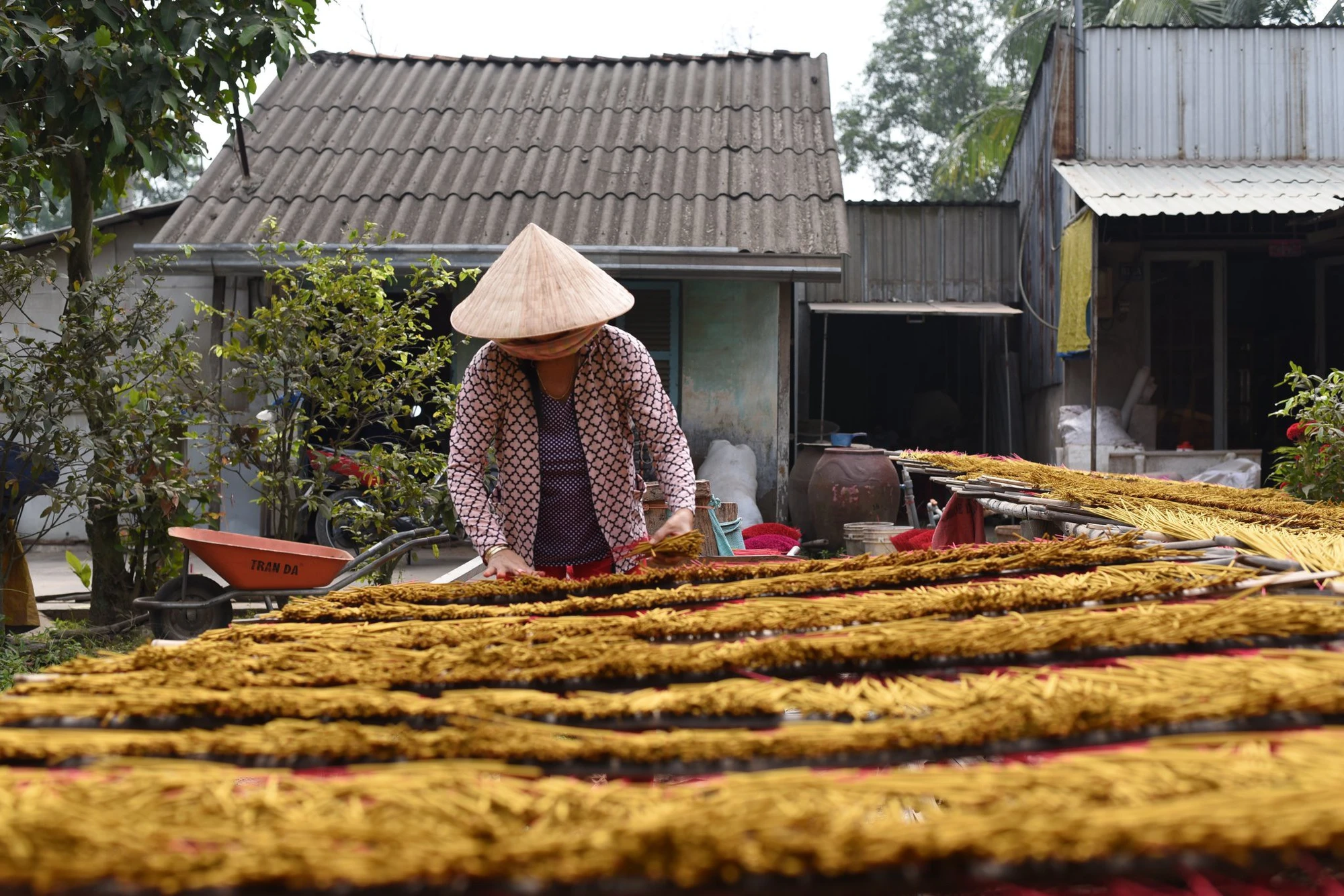 Các hộ kinh doanh tận dụng không gian trống trước nhà để phơi nhang. Các hộ kinh doanh tận dụng không gian trống trước nhà để phơi nhang.