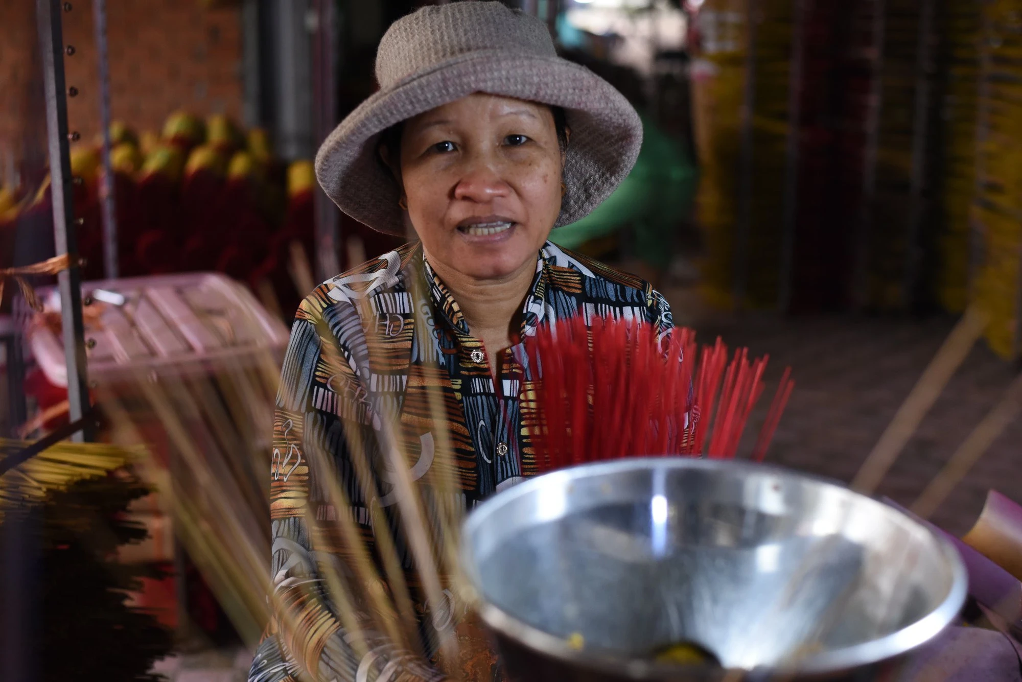 “Tết năm trước chúng tôi sản xuất mỗi ngày từ 3000 - 3500 thiên nhang nhưng năm nay chỉ sản xuất từ 2500 - 3000 thiên. Giá dao động từ 25.000-30.000 đồng, tùy loại”- chị Thúy cho biết. “Tết năm trước chúng tôi sản xuất mỗi ngày từ 3000 - 3500 thiên nhang nhưng năm nay chỉ sản xuất từ 2500 - 3000 thiên. Giá dao động từ 25.000-30.000 đồng, tùy loại”- chị Thúy cho biết.