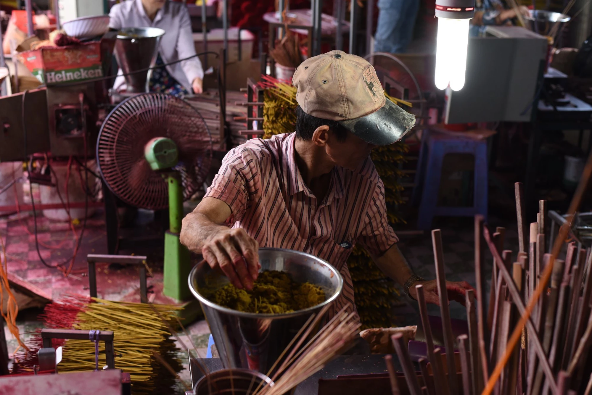 Để làm ra một nén nhang, trước tiên phải làm chân nhang, sau đó nhúng sơn đỏ vào một phần phía dưới rồi đem đi phơi nắng, tiếp đó là khâu nghiền bột, trộn bột nhang, se nhang, phơi khô và đóng thiên. Để làm ra một nén nhang, trước tiên phải làm chân nhang, sau đó nhúng sơn đỏ vào một phần phía dưới rồi đem đi phơi nắng, tiếp đó là khâu nghiền bột, trộn bột nhang, se nhang, phơi khô và đóng thiên.