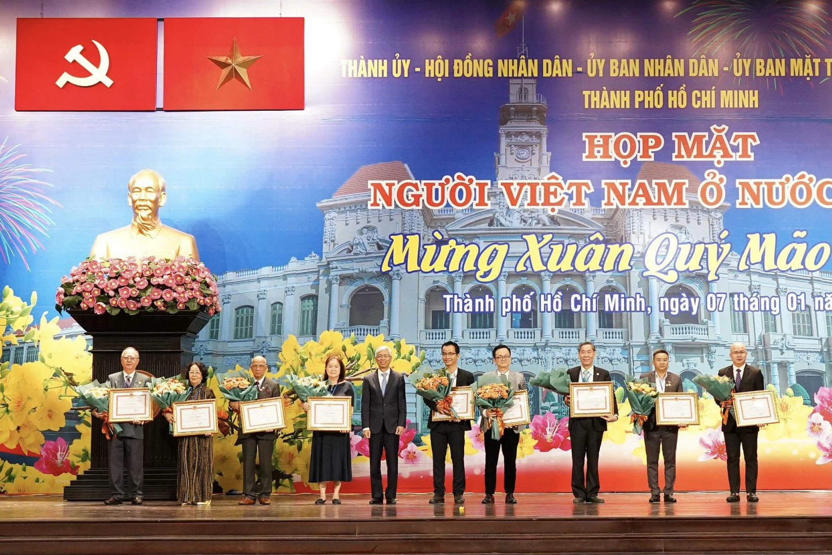 Phó Chủ tịch UBND TP.HCM trao bằng khen cho các kiều bào. Ảnh: BẢO PHƯƠNG Phó Chủ tịch UBND TP.HCM trao bằng khen cho các kiều bào. Ảnh: BẢO PHƯƠNG