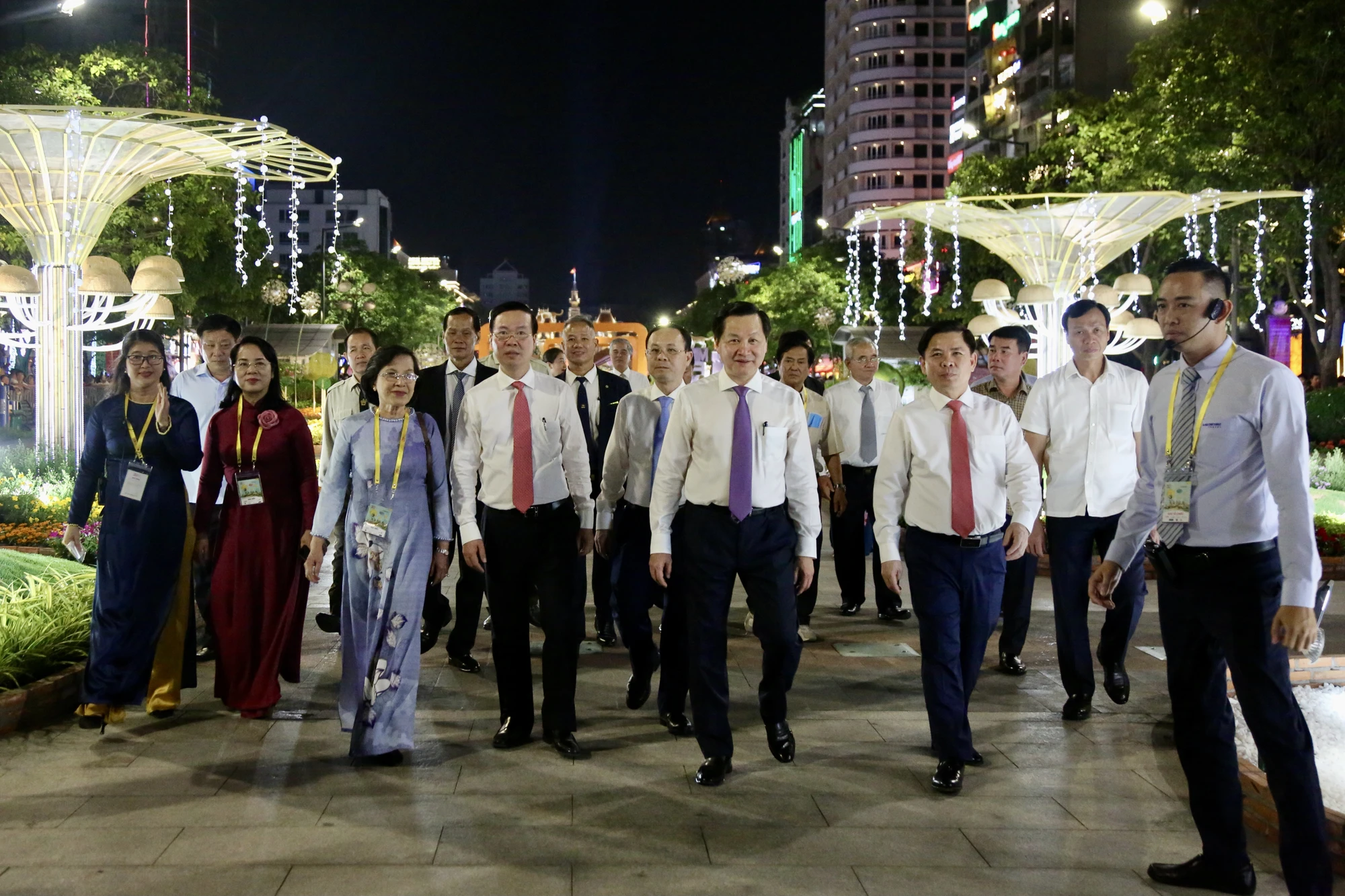 Thường trực Ban Bí thư Võ Văn Thưởng, Phó Thủ tướng Chính phủ Lê Minh Khái cùng các lãnh đạo Trung ương, TP.HCM tham quan đường hoa xuân Nguyễn Huệ. Ảnh: BẢO PHƯƠNG Thường trực Ban Bí thư Võ Văn Thưởng, Phó Thủ tướng Chính phủ Lê Minh Khái cùng các lãnh đạo Trung ương, TP.HCM tham quan đường hoa xuân Nguyễn Huệ. Ảnh: BẢO PHƯƠNG
