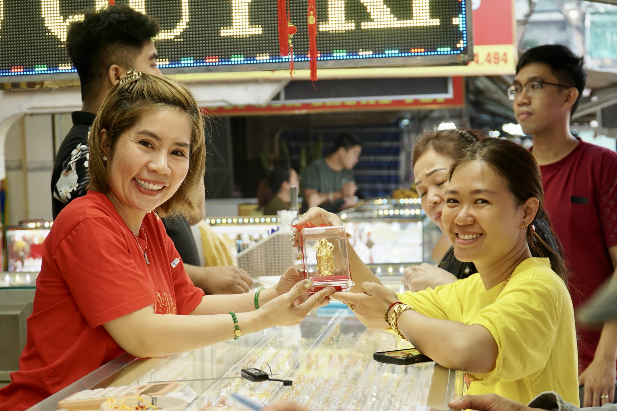 "Giá vàng năm nay ổn định so hơn với năm ngoái, dù mới sáng sớm nhưng khách đến mua đông và thường chọn mặt hàng như nhẫn kim tiền, vòng tỳ hưu, nhẫn trơn 24K,... tùy khả năng mà khách hàng sẽ chọn những mặt hàng có giá tiền khác nhau"- anh Nguyễn Anh Vũ, chủ cửa hàng Kim Dung cho biết. Ảnh: PHƯƠNG ĐẶNG "Giá vàng năm nay ổn định so hơn với năm ngoái, dù mới sáng sớm nhưng khách đến mua đông và thường chọn mặt hàng như nhẫn kim tiền, vòng tỳ hưu, nhẫn trơn 24K,... tùy khả năng mà khách hàng sẽ chọn những mặt hàng có giá tiền khác nhau"- anh Nguyễn Anh Vũ, chủ cửa hàng Kim Dung cho biết. Ảnh: PHƯƠNG ĐẶNG