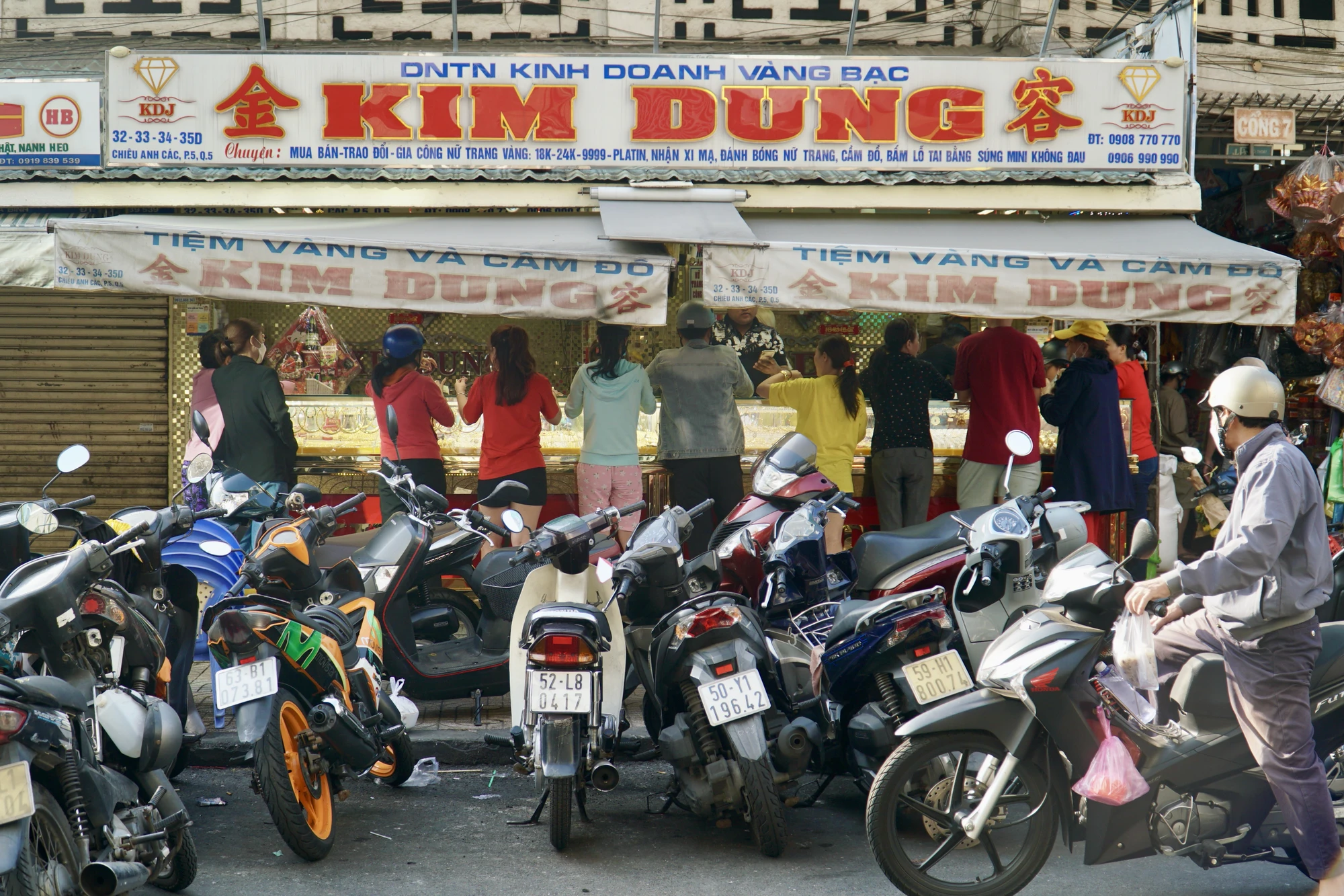 Để tránh tình trạng mua sắm đông đúc như các năm trước, tiệm vàng Kim Dung đã triển khai hình thức mua bán vàng online và đặt hàng trước. Ảnh: PHƯƠNG ĐẶNG Để tránh tình trạng mua sắm đông đúc như các năm trước, tiệm vàng Kim Dung đã triển khai hình thức mua bán vàng online và đặt hàng trước. Ảnh: PHƯƠNG ĐẶNG