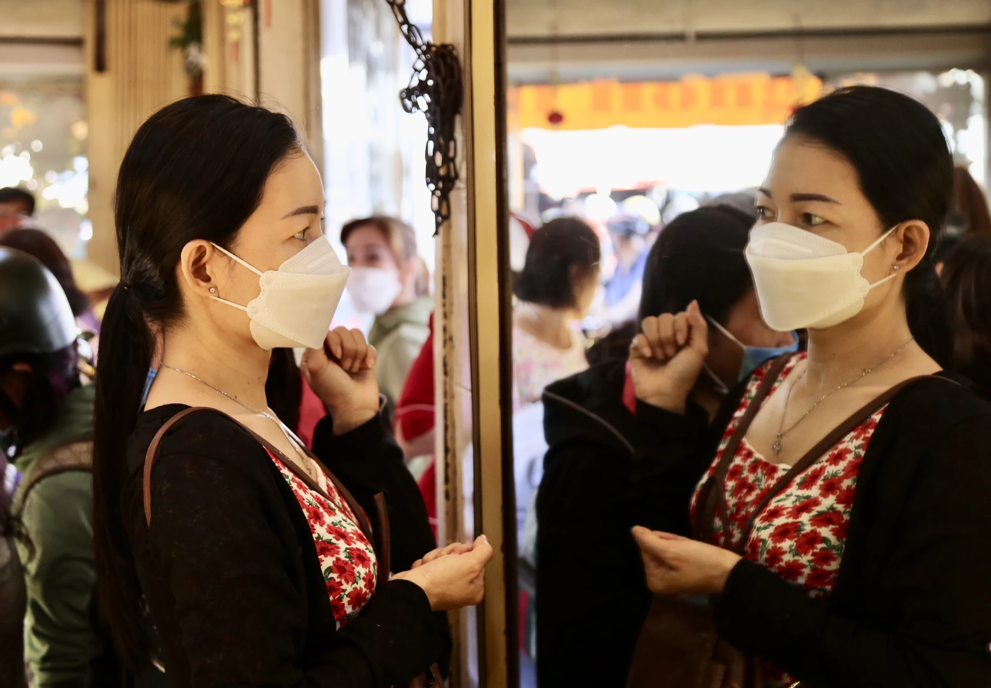 Nhiều người mua để làm trang sức nên thường chọn sản phẩm chế tác cầu kỳ, có tính thẩm mỹ cao. Ảnh: HOÀNG GIANG Nhiều người mua để làm trang sức nên thường chọn sản phẩm chế tác cầu kỳ, có tính thẩm mỹ cao. Ảnh: HOÀNG GIANG