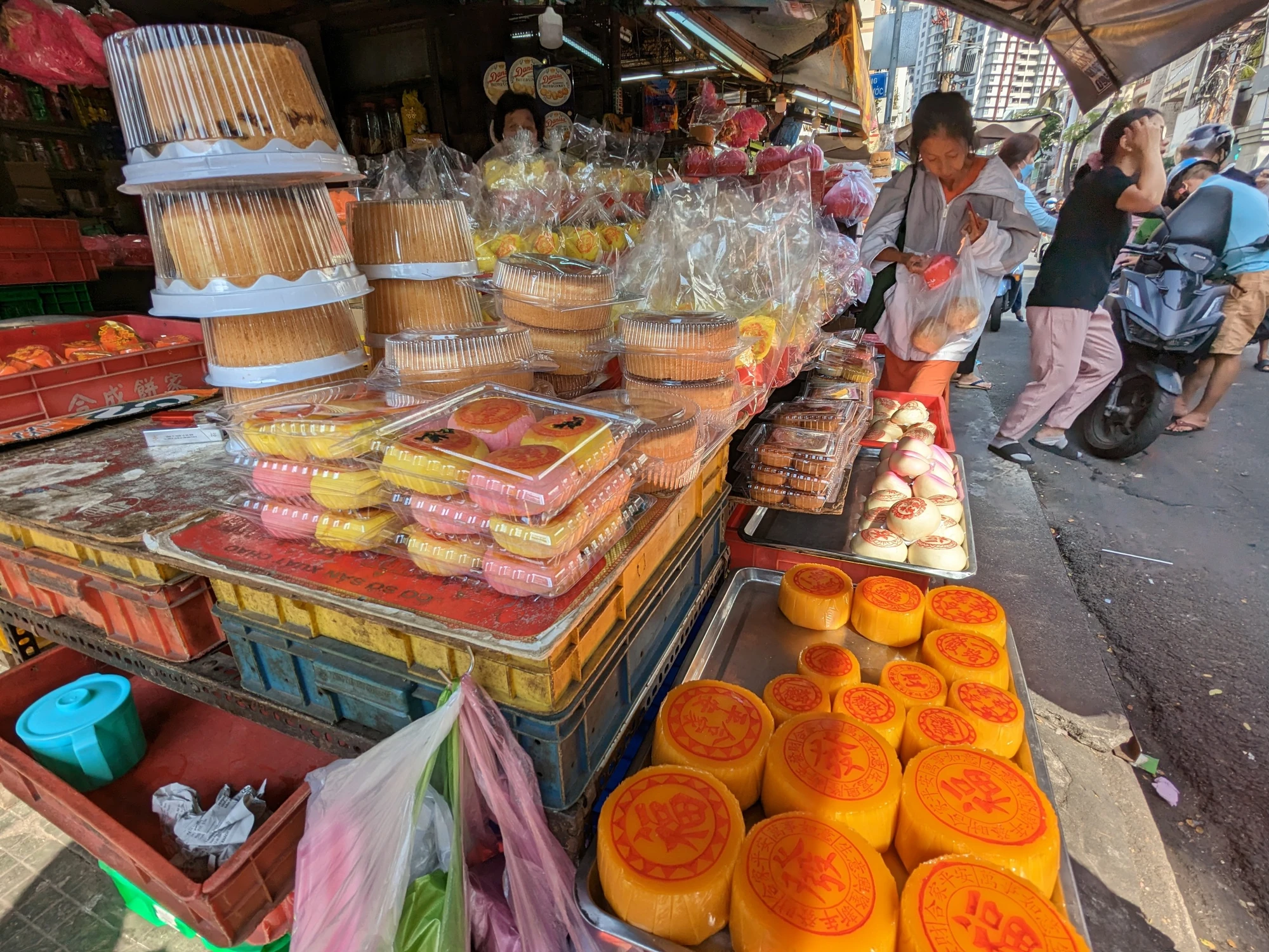 Ngoài các mặt hàng vàng mã, các loại bánh như bánh thuẩn, bánh bông lan cỡ đại, bánh đào tiên, bánh tổ... có giá từ 25.000 - 100.000 đồng/cái cũng được nhiều người dân chọn mua để cúng Vía Thần Tài. Theo các chủ tiệm bánh, các loại bánh này chỉ ngày Thần tài mới được bày bán. Ảnh: VĂN THUẬN