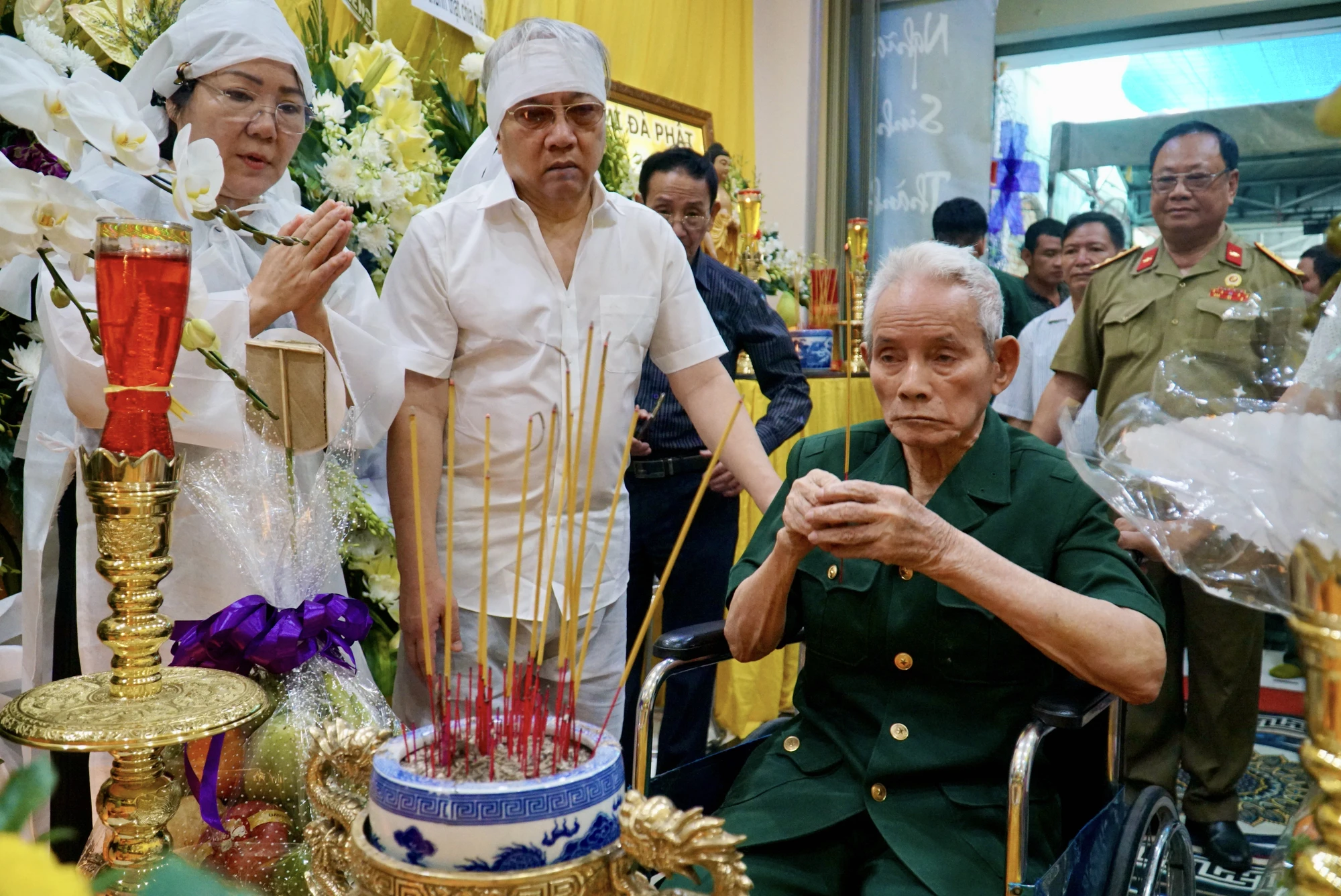 Gia quyến Đại tá Bùi Văn Tùng cũng đón nhận nhiều tình cảm từ những người đồng đội của anh. Ảnh: BẢO PHƯƠNG Gia quyến Đại tá Bùi Văn Tùng cũng đón nhận nhiều tình cảm từ những người đồng đội của anh. Ảnh: BẢO PHƯƠNG