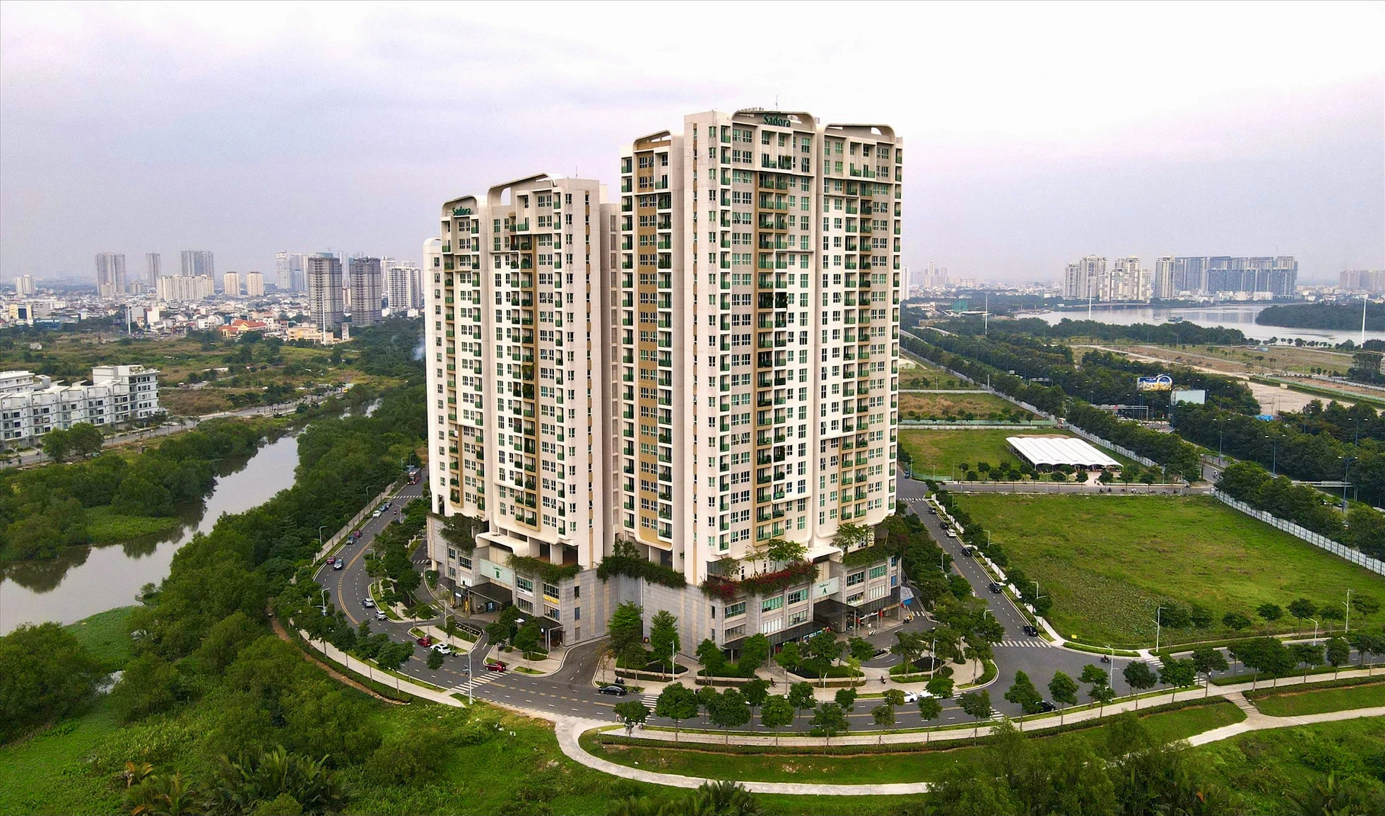 Ngoài ra còn hàng loạt các bất động sản lớn hiện đại đã được hình thành như: công trình The Metropole Thủ Thiêm, khu căn hộ Sadora,... Ảnh: BẢO PHƯƠNG Ngoài ra còn hàng loạt các bất động sản lớn hiện đại đã được hình thành như: công trình The Metropole Thủ Thiêm, khu căn hộ Sadora,... Ảnh: BẢO PHƯƠNG