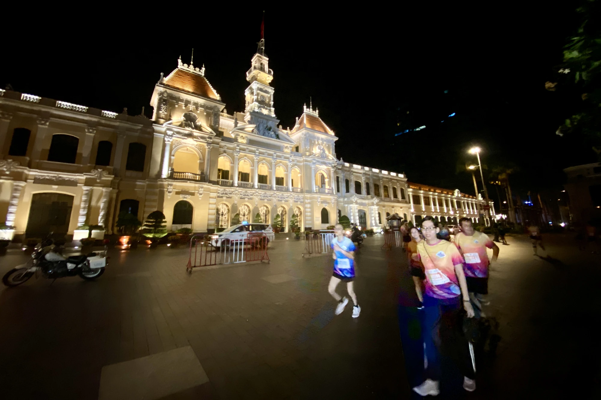 Lộ trình chạy của giải District 1 Midnight Run 2023 được thiết kế độc đáo với các cung đường qua những địa danh tiêu biểu, công trình văn hoá - lịch sử của quận 1 như UBND TP.HCM, Nhà thờ Đức Bà, Bến Bạch Đằng, Dinh Độc Lập, Chợ Bến Thành, Thảo Cầm Viên,… Ảnh: BẢO PHƯƠNG