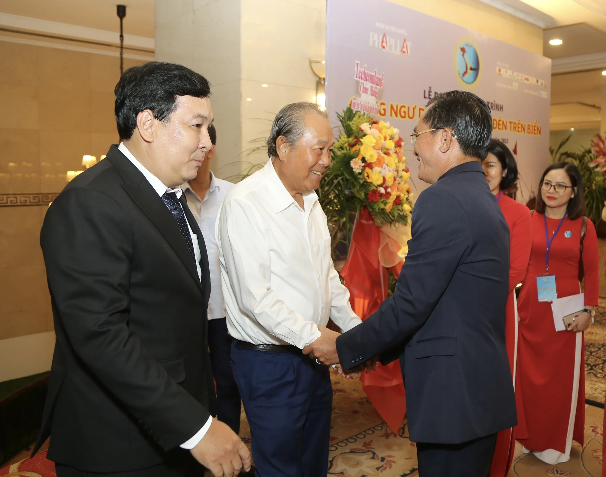 Đến tham dự chương trình có ông Trương Hòa Bình, nguyên Ủy viên Bộ Chính trị, nguyên Phó Thủ tướng Thường trực (áo trắng, giữa). Ảnh: HOÀNG GIANG