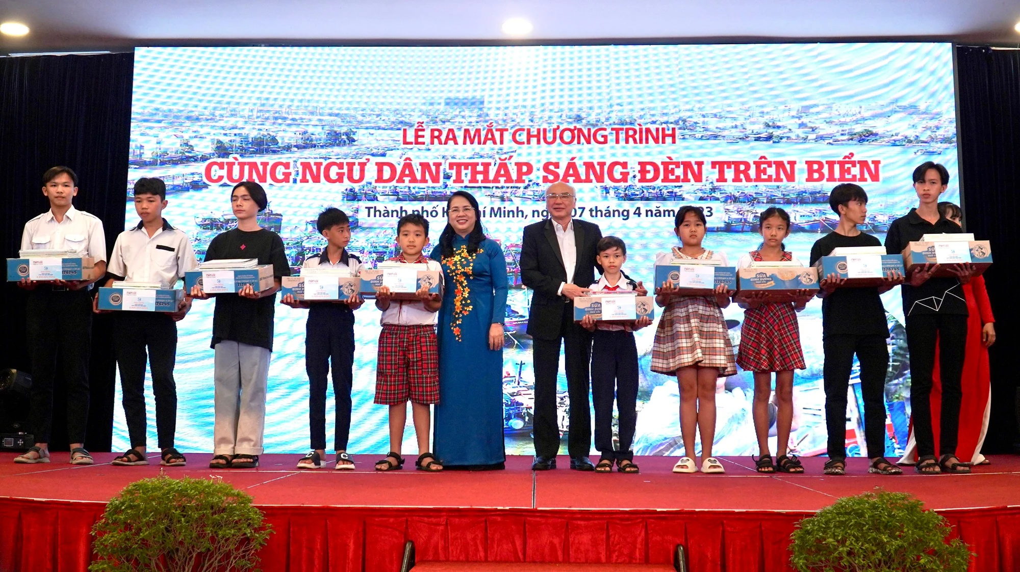 Ông Phan Nguyễn Như Khuê và bà Trần Kim Yến trao quà, học bổng cho các em học sinh ở các gia đình bà con ngư dân gặp khó khăn. Ảnh: BẢO PHƯƠNG