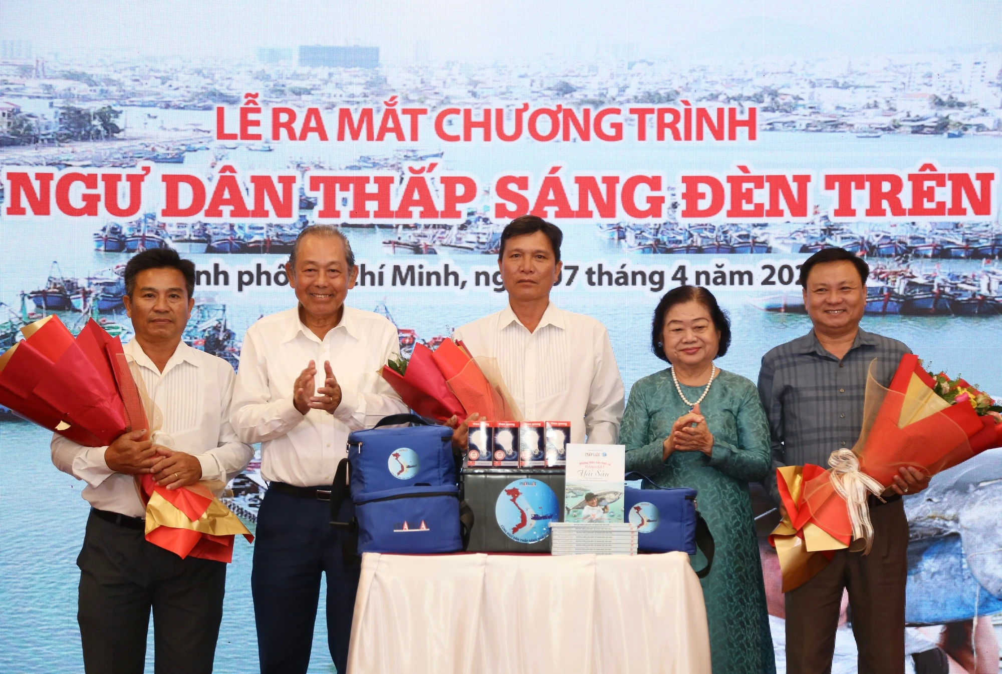 Bà Trương Mỹ Hoa, nguyên Phó Chủ tịch nước, Chủ tịch Quỹ học bổng Vừ A Dính, Chủ nhiệm Câu lạc bộ "Vì Hoàng Sa - Trường Sa thân yêu" và ông Trương Hòa Bình, nguyên Ủy viên Bộ Chính trị, nguyên Phó Thủ tướng thường trực, trao tặng ba bộ quà tặng đầu tiên cho ba hộ gia đình ngư dân trong khuôn khổ chương trình. Ảnh: HOÀNG GIANG