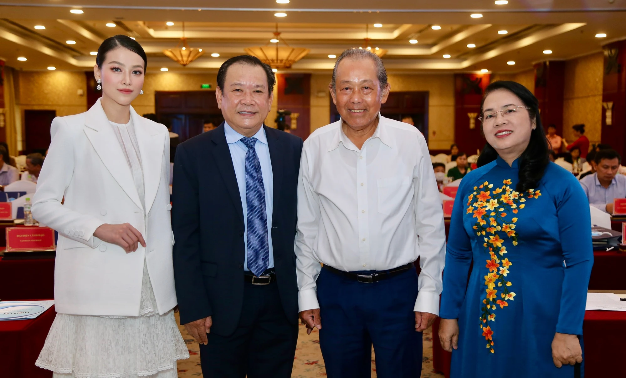 Ông Trương Hòa Bình, nguyên Ủy viên Bộ Chính trị, nguyên Phó Thủ tướng Thường trực Chính phủ (áo trắng), cùng ông Mai Ngọc Phước, Tổng biên tập Báo Pháp luật TP.HCM, Trưởng Ban chỉ đạo chương trình (thứ hai, từ trái sang); bà Trần Kim Yến, Phó Chủ tịch Ủy ban Trung ương MTTQ Việt Nam, Chủ tịch Ủy ban MTTQ Việt Nam TP.HCM (ngoài bìa, bên phải) và Đại sứ chương trình, hoa hậu Nguyễn Phương Khánh (ngoài bìa, bên trái) tại buổi lễ ra mắt. Ảnh: HOÀNG GIANG