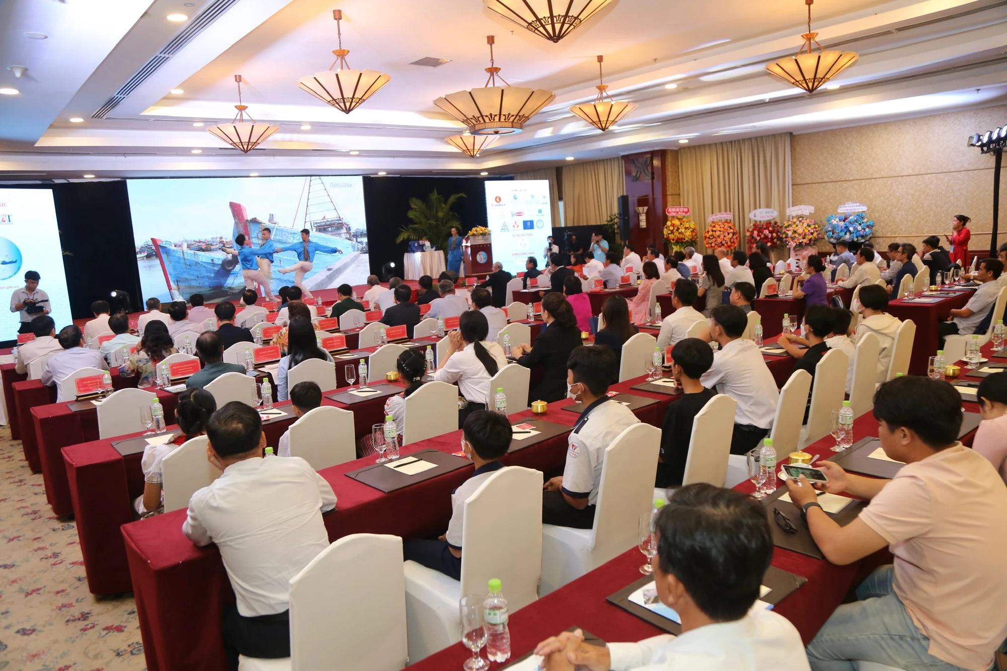 Chương trình "Cùng ngư dân thắp sáng đèn trên biển" sẽ diễn ra ở 28 tỉnh, thành có biển trong ba năm, từ nay đến năm 2025. Ngoài những phần quà có giá trị thực tiễn để hỗ trợ ngư dân, học bổng cho con em ngư dân có hoàn cảnh khó khăn, chương trình còn tuyên dương, nhân rộng các mô hình, nhân tố biết làm giàu từ biển, tạo ra giá trị cạnh tranh cho thủy sản Việt vươn ra quốc tế. Chương trình cũng dành tặng cẩm nang kiến thức pháp lý cho ngư dân khi đánh bắt trên biển; kết hợp với các bộ, ngành, đơn vị, chính quyền địa phương tổ chức những diễn đàn pháp lý hiệu quả để phổ biến pháp luật, lan tỏa thông điệp về tháo gỡ thẻ vàng. Ảnh: HOÀNG GIANG