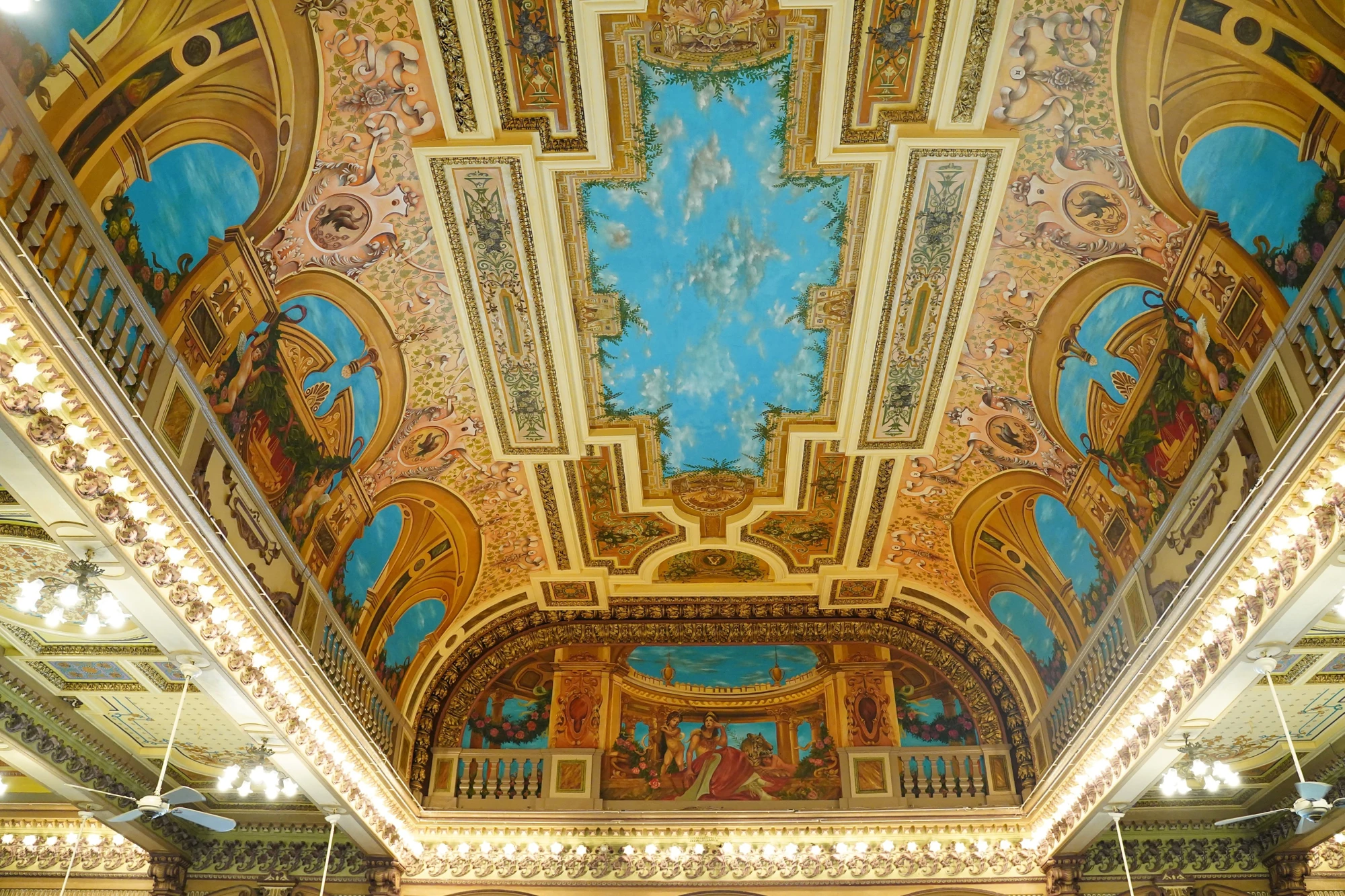 Thời Pháp thuộc, trụ sở có tên Hôtel de ville hay còn gọi Dinh Xã Tây. Thiết kế mặt ngoài công trình kết hợp nhiều phong cách kiến trúc châu Âu như bố cục mặt bằng kiểu kiến trúc Phục Hưng, trang trí phù điêu kiểu Baroque và Rococo, các cửa sắt kiểu Art Nouveau... Thời Pháp thuộc, trụ sở có tên Hôtel de ville hay còn gọi Dinh Xã Tây. Thiết kế mặt ngoài công trình kết hợp nhiều phong cách kiến trúc châu Âu như bố cục mặt bằng kiểu kiến trúc Phục Hưng, trang trí phù điêu kiểu Baroque và Rococo, các cửa sắt kiểu Art Nouveau...
