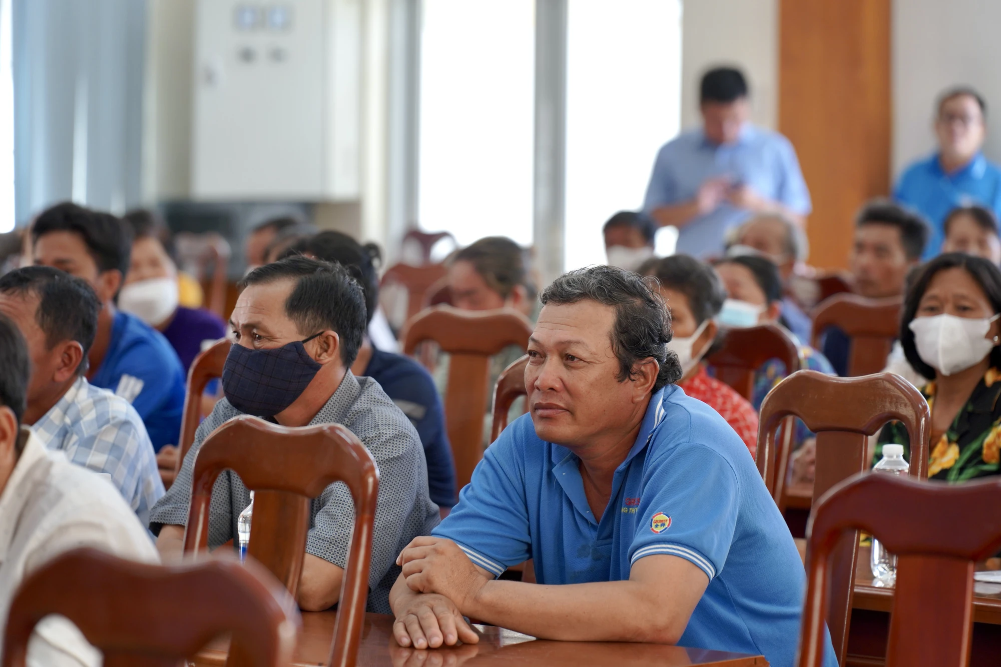 Sau khi đến tận nhà thăm hỏi, tặng quà cho ba hộ ngư dân có hoàn cảnh khó khăn, Đoàn di chuyển về UBND huyện Cần Giờ để trao quà hỗ trợ cho 200 ngư dân của huyện. Huyện Cần Giờ là điểm đến đầu tiên của chương trình trong hành trình đến với ngư dân 28 tỉnh, thành có biển trên cả nước mà báo thực hiện. Ảnh: MINH HOÀNG