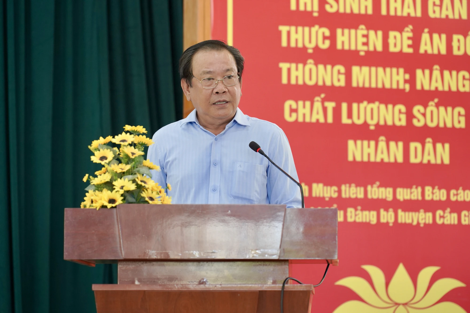 Phát biểu tại buổi lễ, Tổng biên tập Báo Pháp Luật TP.HCM Mai Ngọc Phước, Trưởng Ban chỉ đạo chương trình “Cùng ngư dân thắp sáng đèn trên biển” nhận định, chương trình được tổ chức nhằm tăng cường nhận thức pháp luật của bà con khi tham gia đánh bắt, khai thác thủy hải sản; góp phần cụ thể vào việc thực hiện Kế hoạch hành động của Chính phủ về việc tháo gỡ thẻ vàng châu Âu cho hải sản Việt Nam. Đồng thời cổ vũ, động viên để ngư dân bám biển, giữ chủ quyền biển đảo. Ảnh: MINH HOÀNG