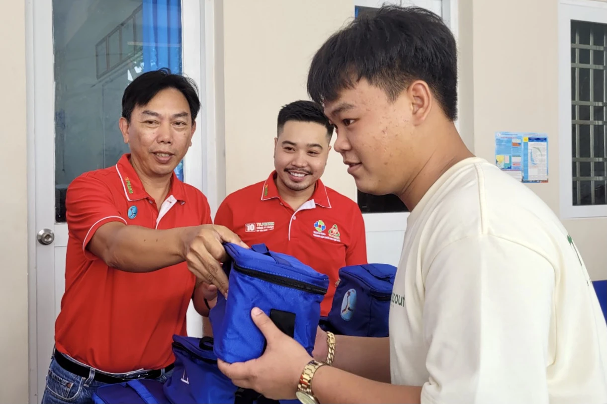 Đại diện nhà tài trợ - Công ty Cổ phần Dược phẩm TV.PHARM trao quà cho các ngư dân. Đại diện nhà tài trợ - Công ty Cổ phần Dược phẩm TV.PHARM trao quà cho các ngư dân.