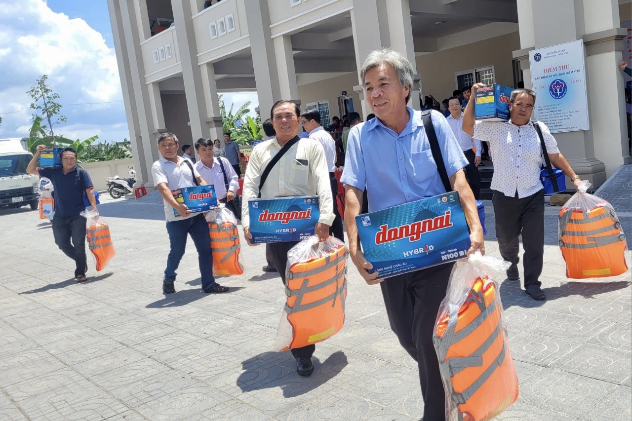 Ngư dân vui mừng mang quà về sau chương trình. Ngư dân vui mừng mang quà về sau chương trình.