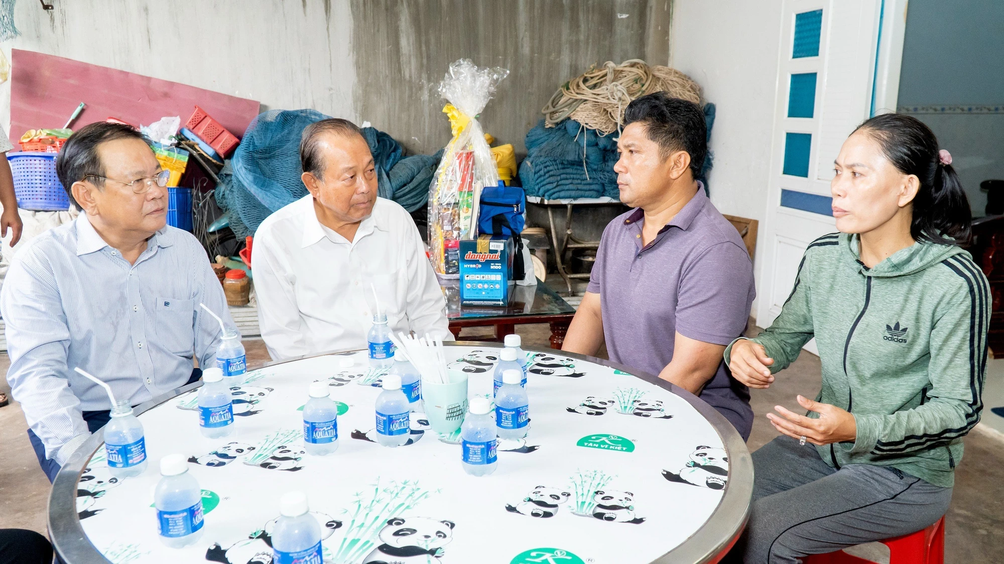 Ngày 10-6, báo Pháp Luật TP.HCM phối hợp với UBND tỉnh Bà Rịa - Vũng Tàu, tổ chức chương trình “Cùng ngư dân thắp sáng đèn trên biển” tại xã Phước Tỉnh, huyện Long Điền, tỉnh Bà Rịa – Vũng Tàu. Ông Trương Hòa Bình, nguyên Phó Thủ tướng Thường trực, Chủ tịch danh dự chương trình; ông Nguyễn Văn Thọ, Phó Bí thư Tỉnh uỷ, Chủ tịch UBND tỉnh Bà Rịa – Vũng Tàu, ông Mai Ngọc Phước, Tổng Biên tập báo Pháp Luật TP.HCM, Trưởng Ban Tổ chức, cùng các sở, ngành, địa phương đã đi thăm hỏi và trao quà cho ba gia đình ngư dân có hoàn cảnh khó khăn ở xã Phước Tỉnh, huyện Long Điền.Trong ảnh: Đoàn công tác thăm tặng quà gia đình ngư dân Nguyễn Văn Dận, ấp Phước Thái, xã Phước Tỉnh, huyện Long Điền. Ngày 10-6, báo Pháp Luật TP.HCM phối hợp với UBND tỉnh Bà Rịa - Vũng Tàu, tổ chức chương trình “Cùng ngư dân thắp sáng đèn trên biển” tại xã Phước Tỉnh, huyện Long Điền, tỉnh Bà Rịa – Vũng Tàu. Ông Trương Hòa Bình, nguyên Phó Thủ tướng Thường trực, Chủ tịch danh dự chương trình; ông Nguyễn Văn Thọ, Phó Bí thư Tỉnh uỷ, Chủ tịch UBND tỉnh Bà Rịa – Vũng Tàu, ông Mai Ngọc Phước, Tổng Biên tập báo Pháp Luật TP.HCM, Trưởng Ban Tổ chức, cùng các sở, ngành, địa phương đã đi thăm hỏi và trao quà cho ba gia đình ngư dân có hoàn cảnh khó khăn ở xã Phước Tỉnh, huyện Long Điền.Trong ảnh: Đoàn công tác thăm tặng quà gia đình ngư dân Nguyễn Văn Dận, ấp Phước Thái, xã Phước Tỉnh, huyện Long Điền.