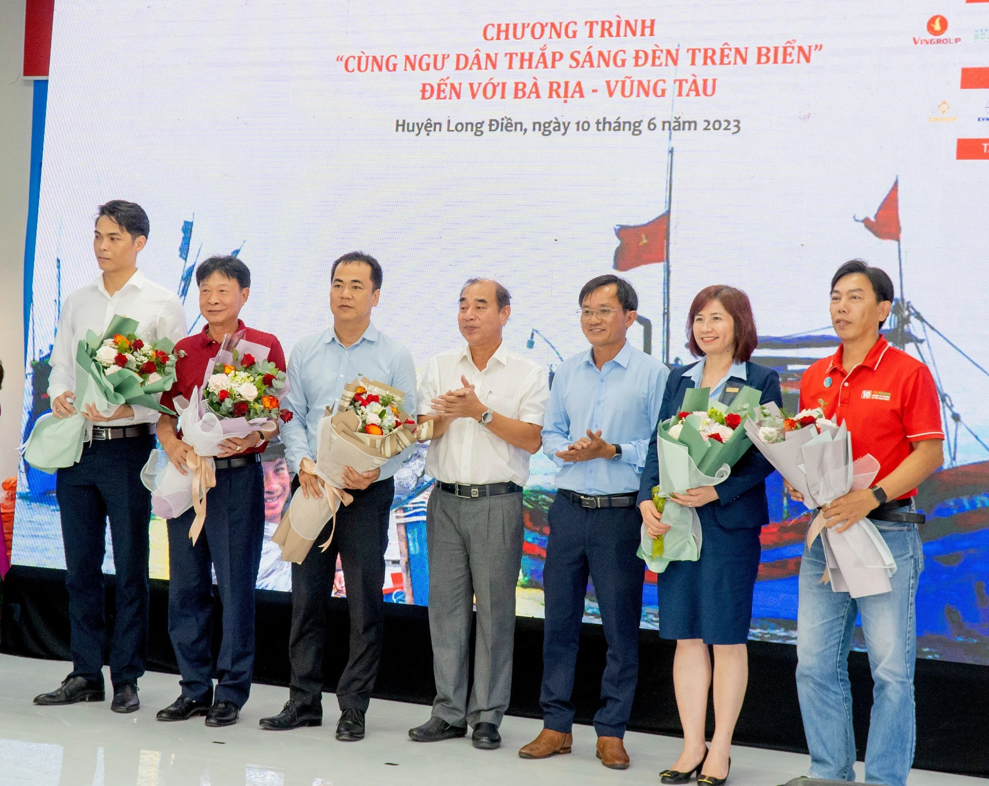 Ông Nguyễn Đức Hiển, Phó Tổng biên tập Thường trực báo Pháp Luật TP.HCM và ông Lâm Văn Hồng, Chủ tịch UBND huyện Long Điền, trao hoa tri ân các nhà tài trợ của chương trình. Ông Nguyễn Đức Hiển, Phó Tổng biên tập Thường trực báo Pháp Luật TP.HCM và ông Lâm Văn Hồng, Chủ tịch UBND huyện Long Điền, trao hoa tri ân các nhà tài trợ của chương trình.