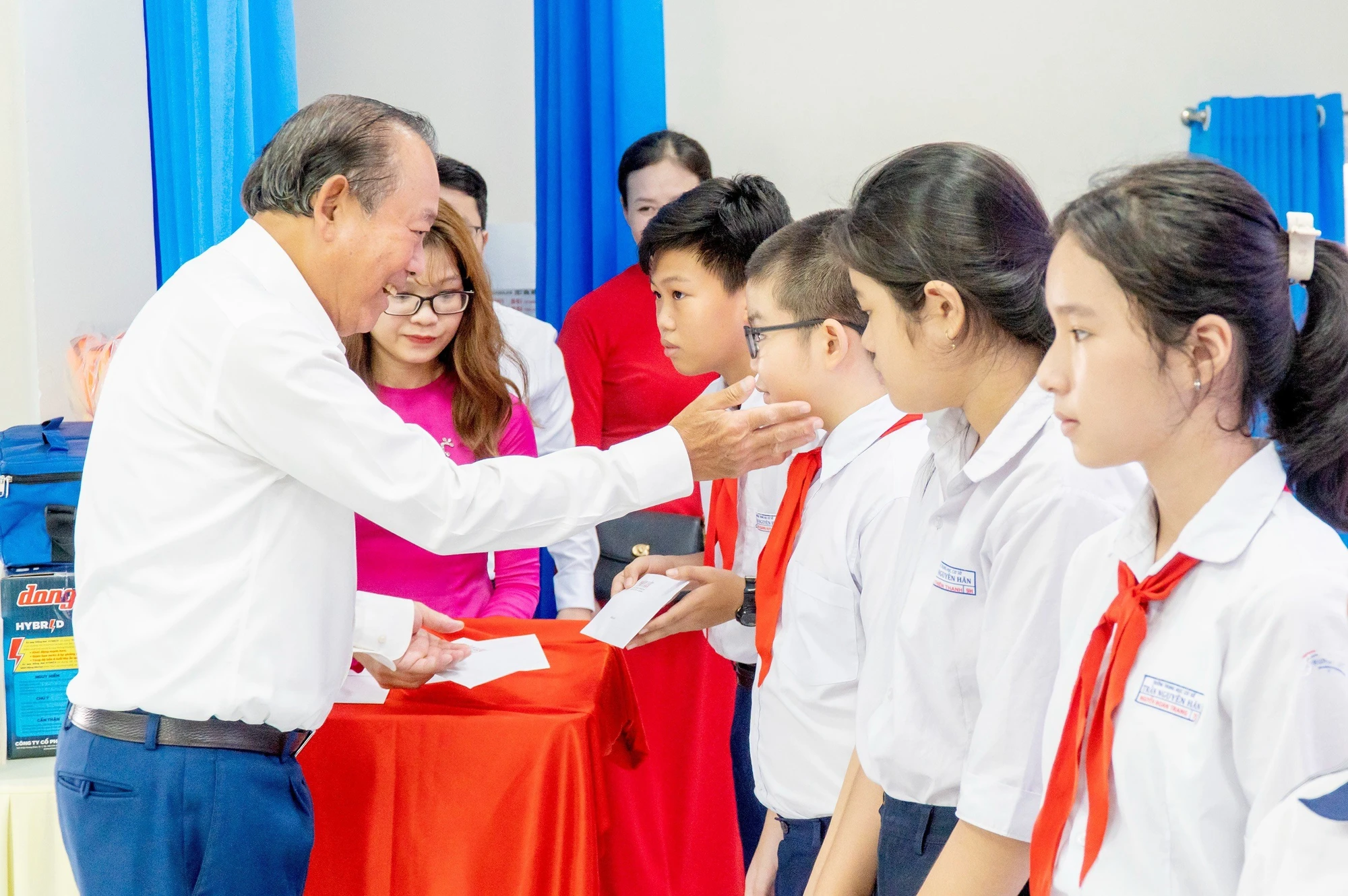 Dịp này, chương trình “Cùng ngư dân thắp sáng đèn trên biển” cũng trao tặng học bổng cho 30 học sinh là con của ngư dân, có thành tích học tập tốt; mỗi phần học bổng trị giá 2 triệu đồng. Trong ảnh: Nguyên Phó Thủ tướng Thường trực Trương Hoà Bình trao học bổng cho các em học sinh. Dịp này, chương trình “Cùng ngư dân thắp sáng đèn trên biển” cũng trao tặng học bổng cho 30 học sinh là con của ngư dân, có thành tích học tập tốt; mỗi phần học bổng trị giá 2 triệu đồng. Trong ảnh: Nguyên Phó Thủ tướng Thường trực Trương Hoà Bình trao học bổng cho các em học sinh.