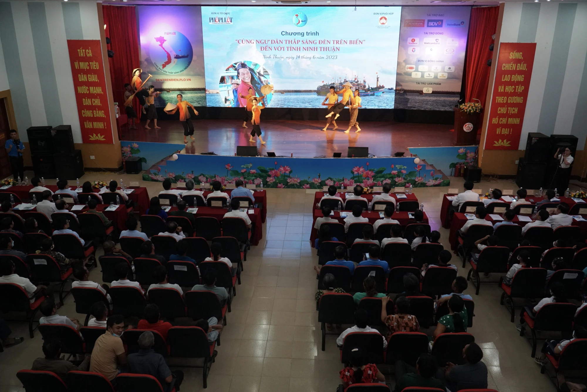 Tối 14-6, chương trình “Cùng ngư dân thắp sáng đèn trên biển” tại Ninh Thuận đã chính thức diễn ra với nhiều hoạt động ý nghĩa, thiết thực. Ảnh: BẢO PHƯƠNG