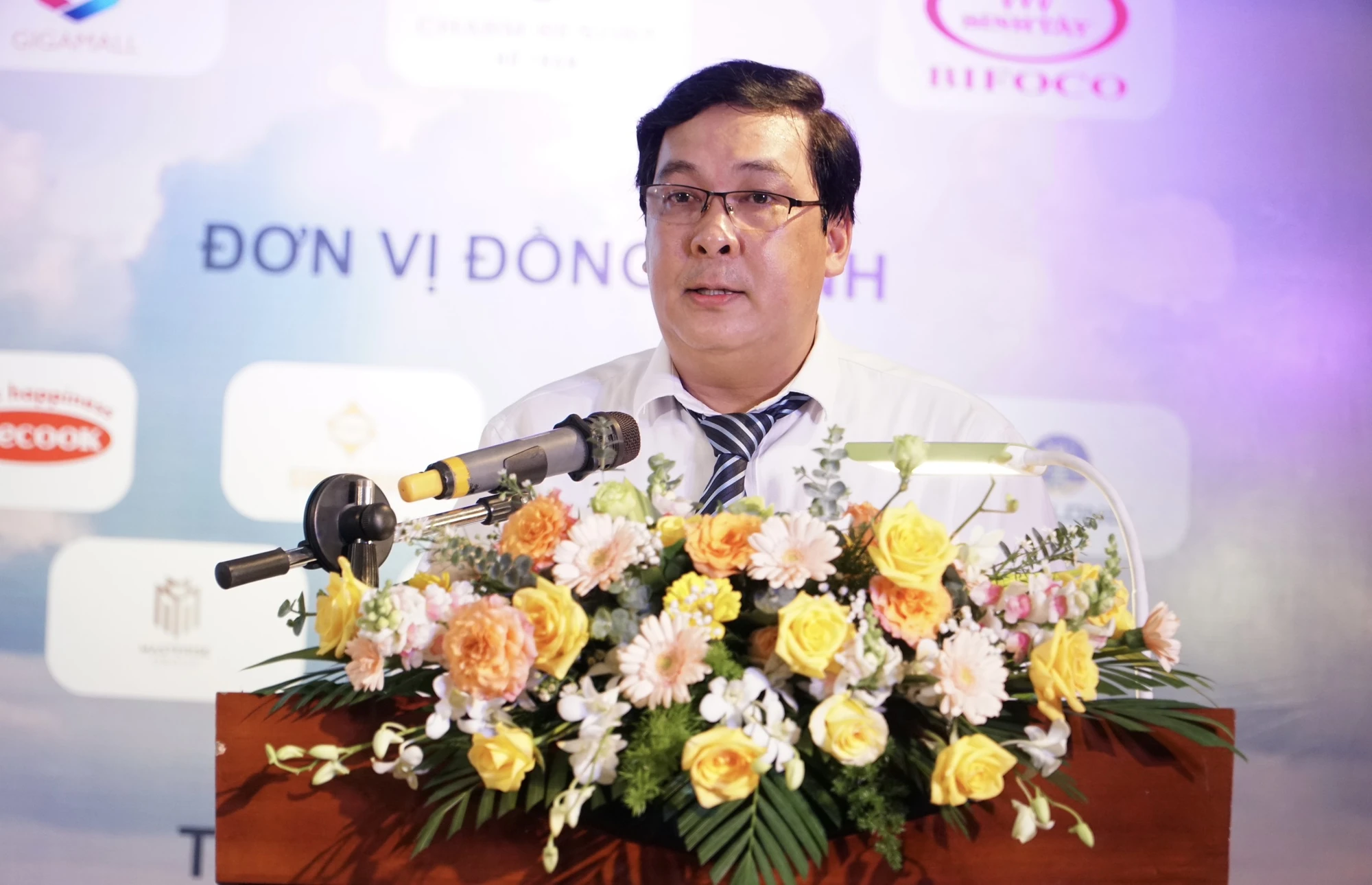 Phát biểu tại buổi lễ, ông Nguyễn Thái Bình, Phó Tổng biên tập, Trưởng ban tổ chức chương trình, cho biết chương trình sẽ diễn ra ở 28 tỉnh, thành có biển từ nay đến năm 2025. Ông Bình nhận định, chương trình “Cùng ngư dân Thắp sáng đèn trên biển” không chỉ dừng lại ở việc tặng quà cho ngư dân, tặng học bổng cho con em ngư dân có hoàn cảnh khó khăn mà còn góp phần lan tỏa thông điệp nhân ái, sẻ chia, tuyên dương, nhân rộng những mô hình, những nhân tố tích cực biết làm giàu từ biển. Tôn vinh những hành động đẹp, khoa học trong bảo vệ biển, nuôi dưỡng tài nguyên biển; tạo ra các giá trị cạnh tranh bền vững cho ngành thủy, hải sản Việt trên trường quốc tế. Ảnh: NHẬT DIỄM