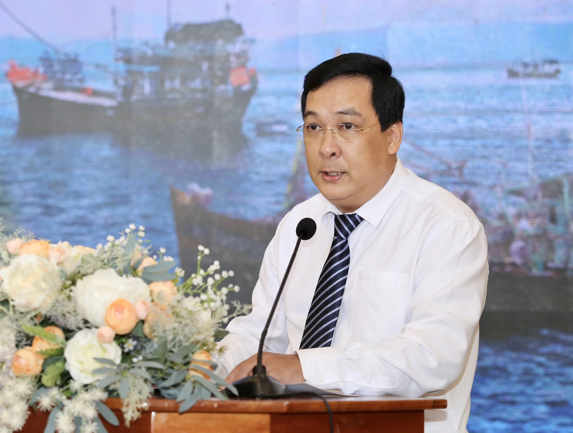cung-ngu-dan-thap-sang-den-tren-bien-15.jpg