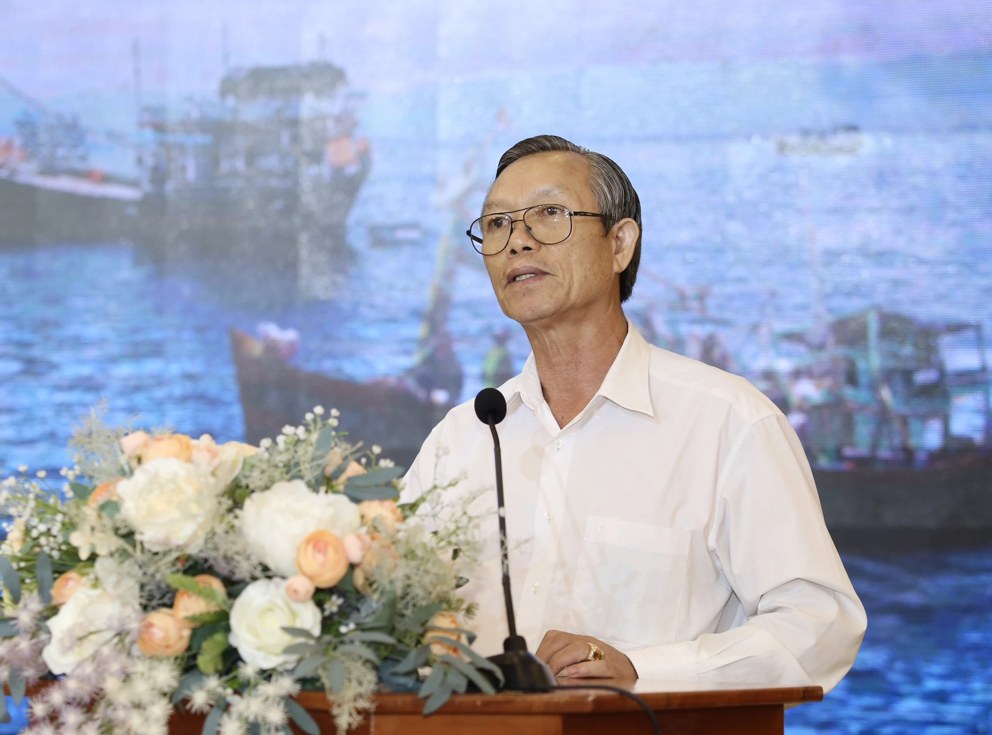 cung-ngu-dan-thap-sang-den-tren-bien-16.jpg