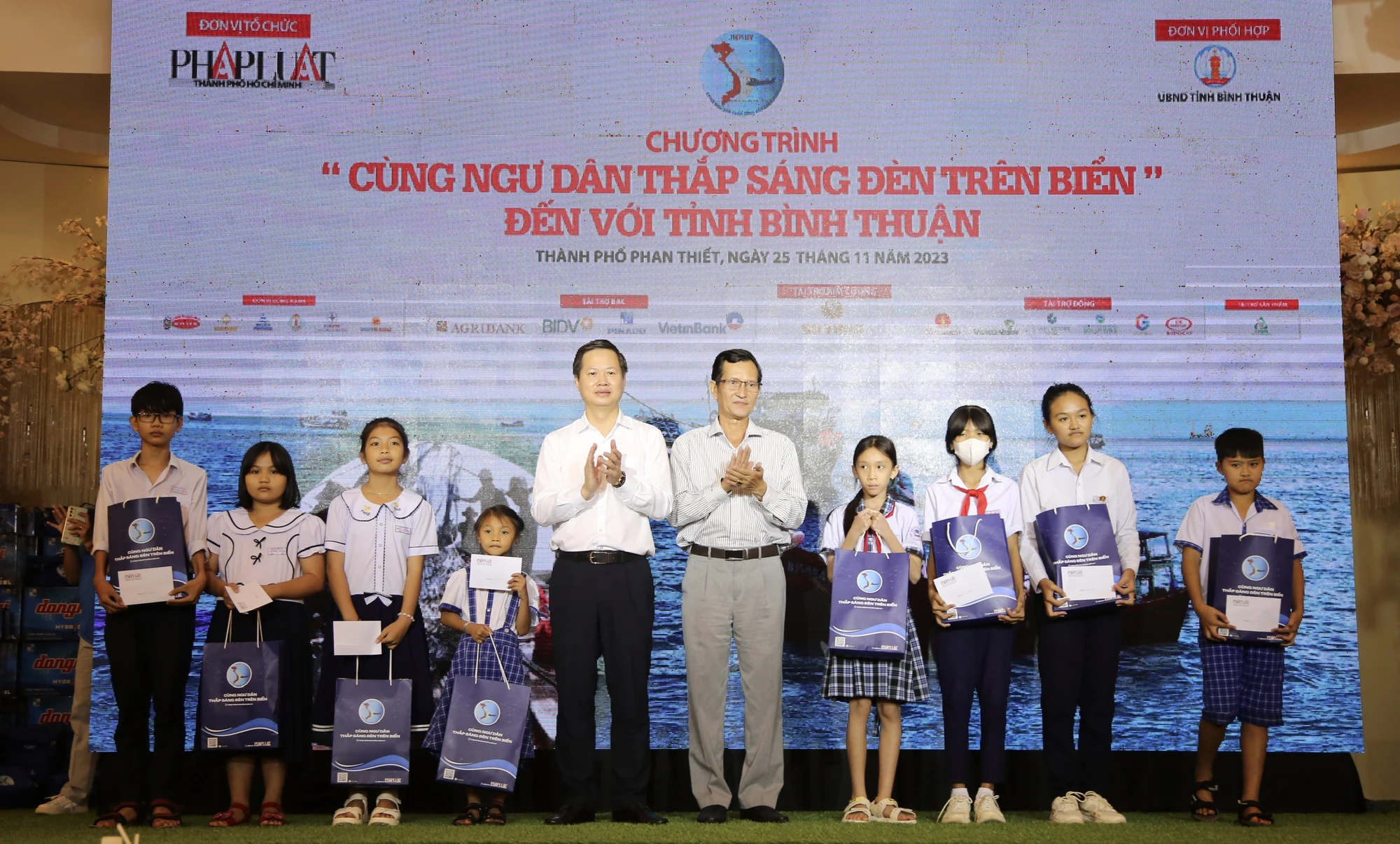 cung-ngu-dan-thap-sang-den-tren-bien-2.jpg