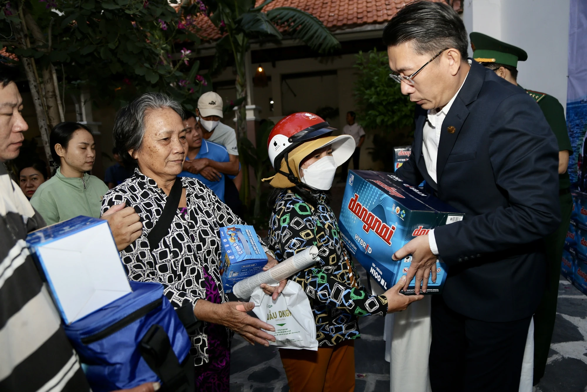 cung-ngu-dan-thap-sang-den-tren-bien-5.jpg