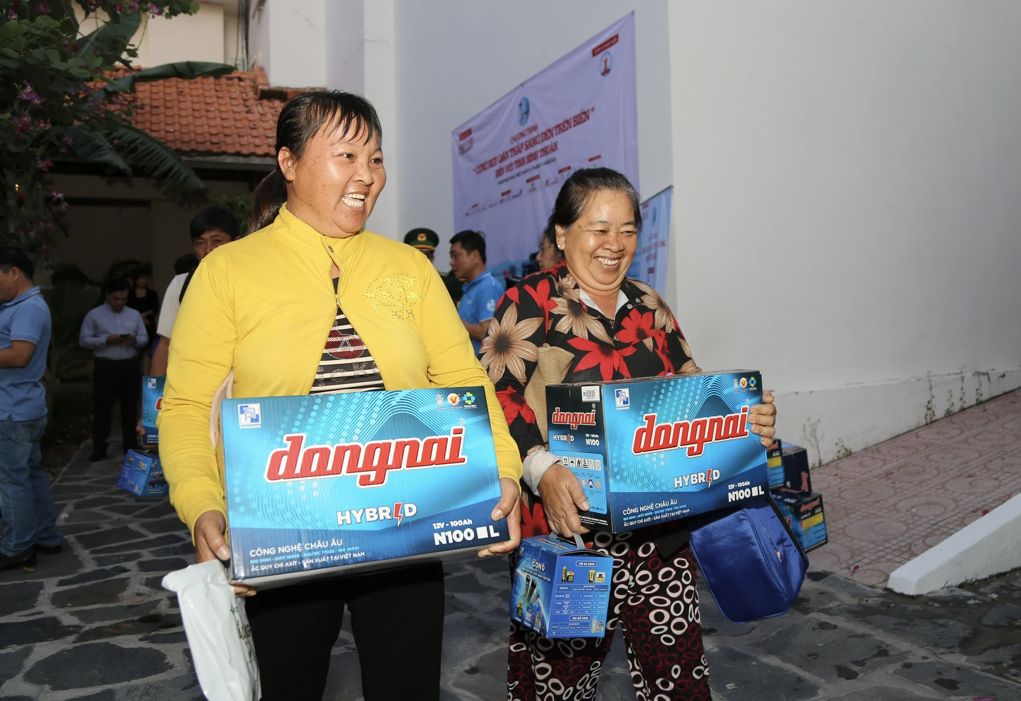 cung-ngu-dan-thap-sang-den-tren-bien-6.jpg