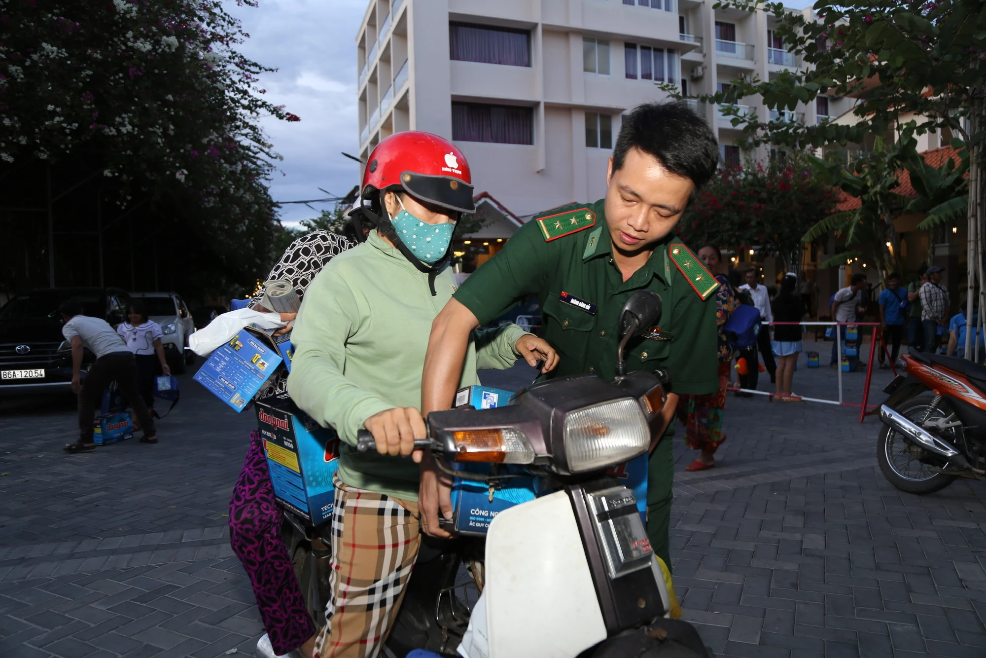 cung-ngu-dan-thap-sang-den-tren-bien-7.jpg