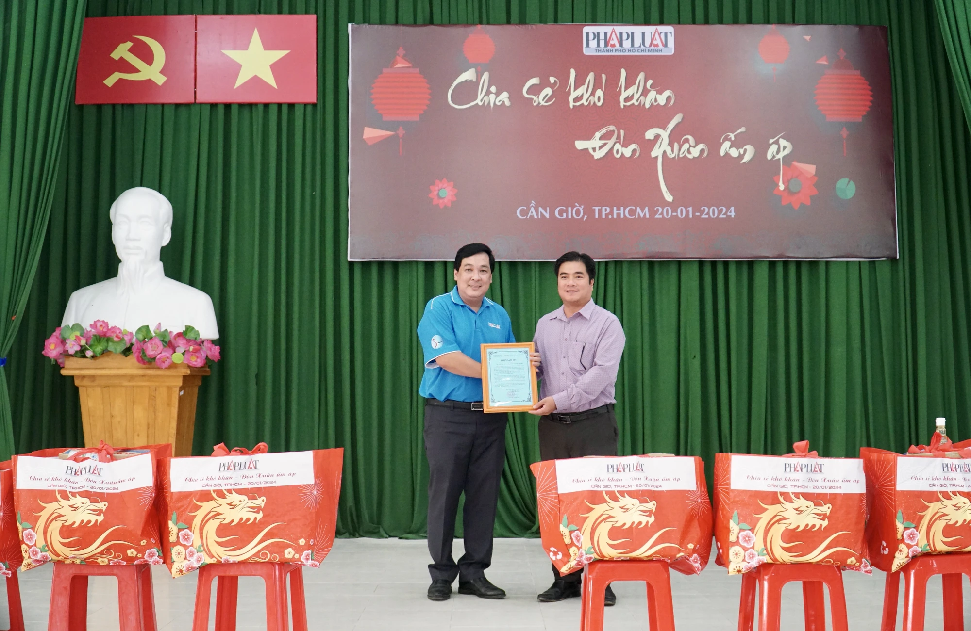 trao quà tết