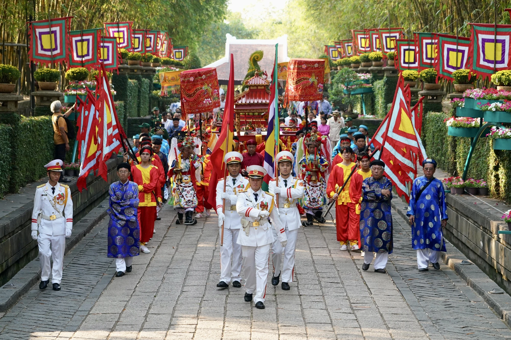 dang-huong-tuong-niem-anh-hung-liet-si-1.jpg