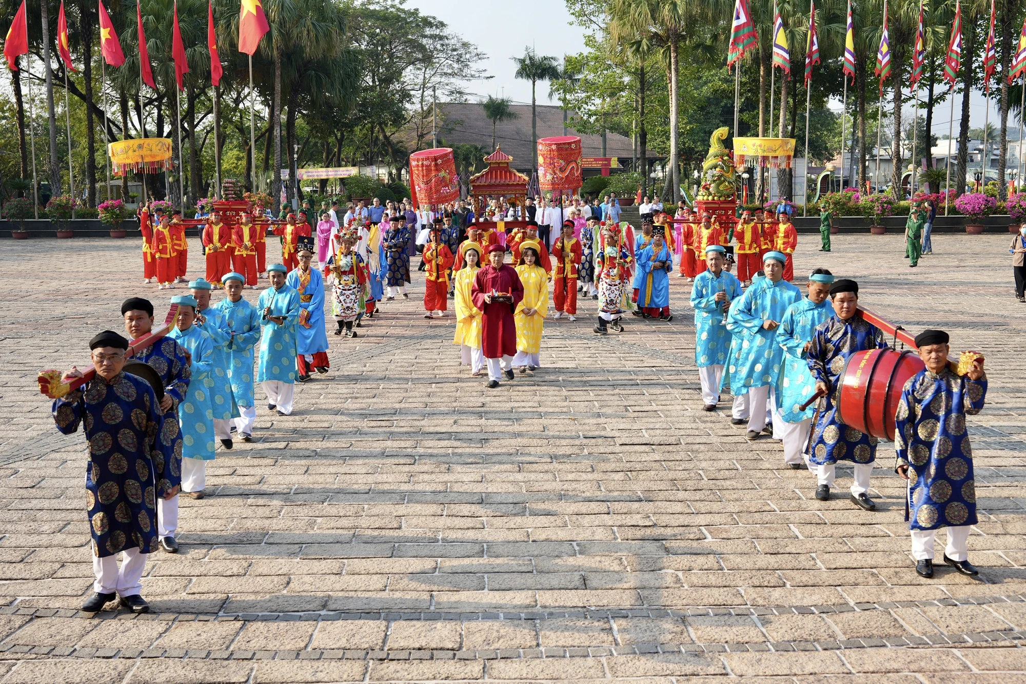 dang-huong-tuong-niem-anh-hung-liet-si-5.jpg