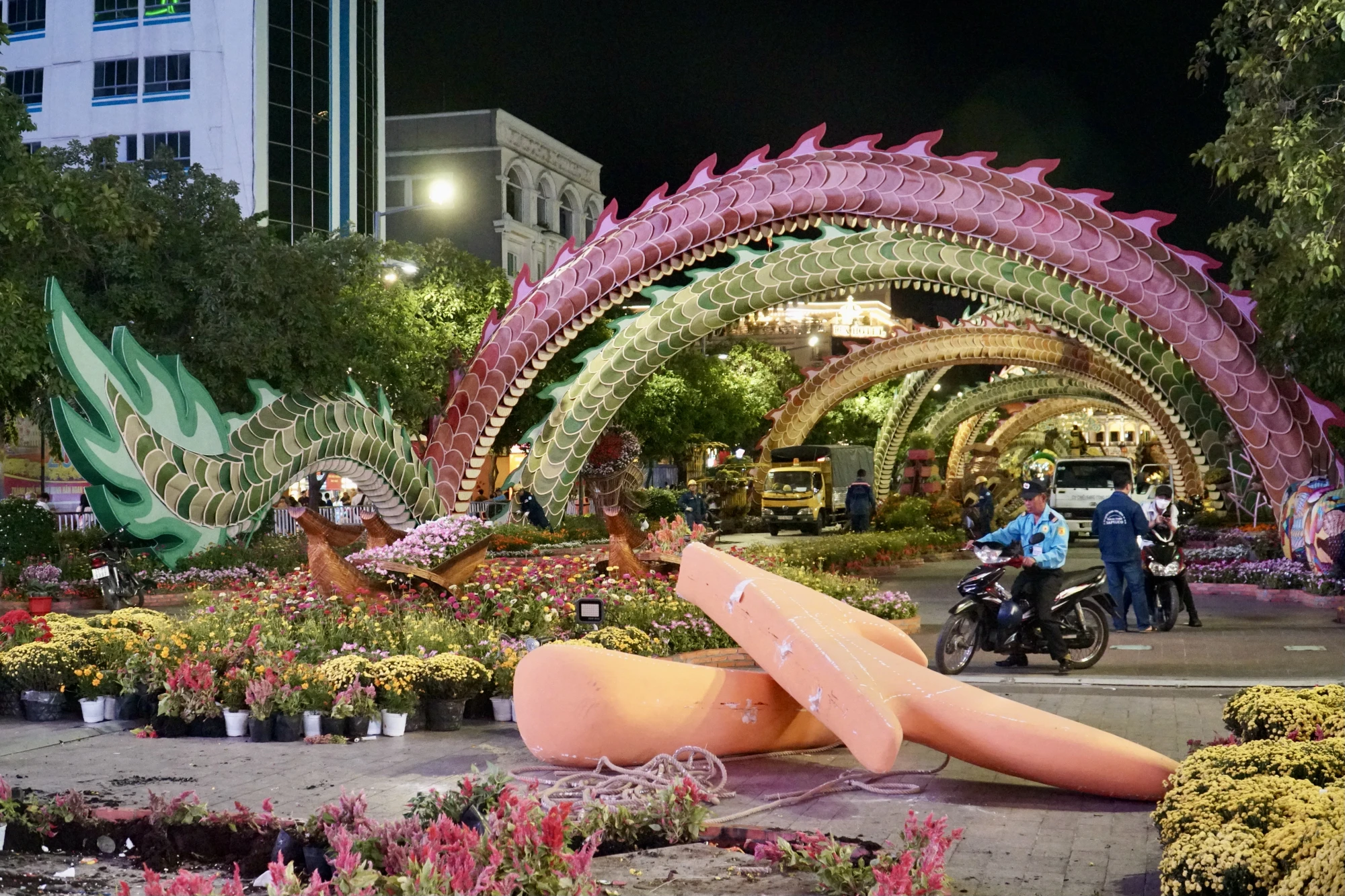 Tháo dỡ đường hoa Nguyễn Huệ, giữ linh vật rồng đến 9-3