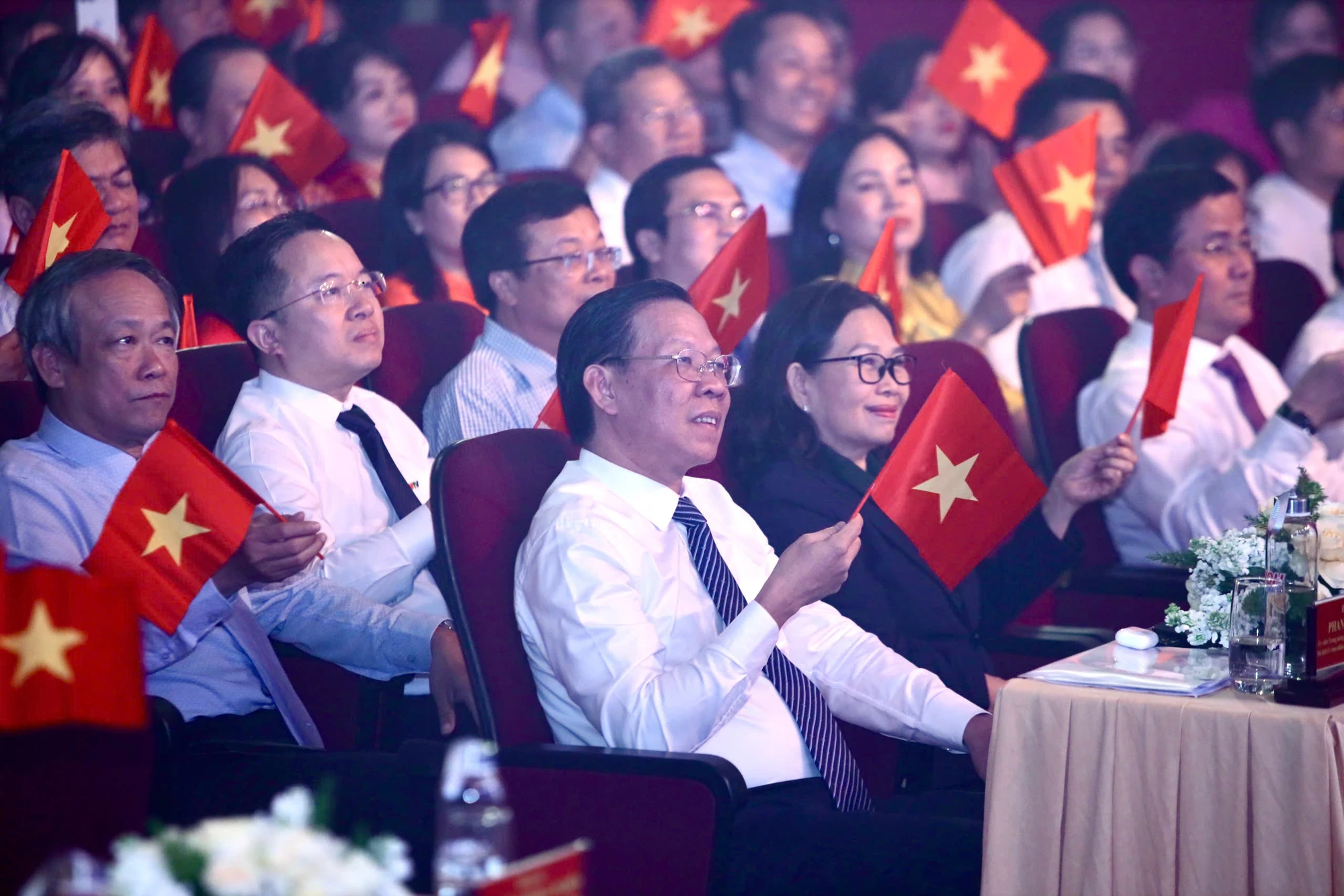 phong-cach-ho-chi-minh-8.jpg